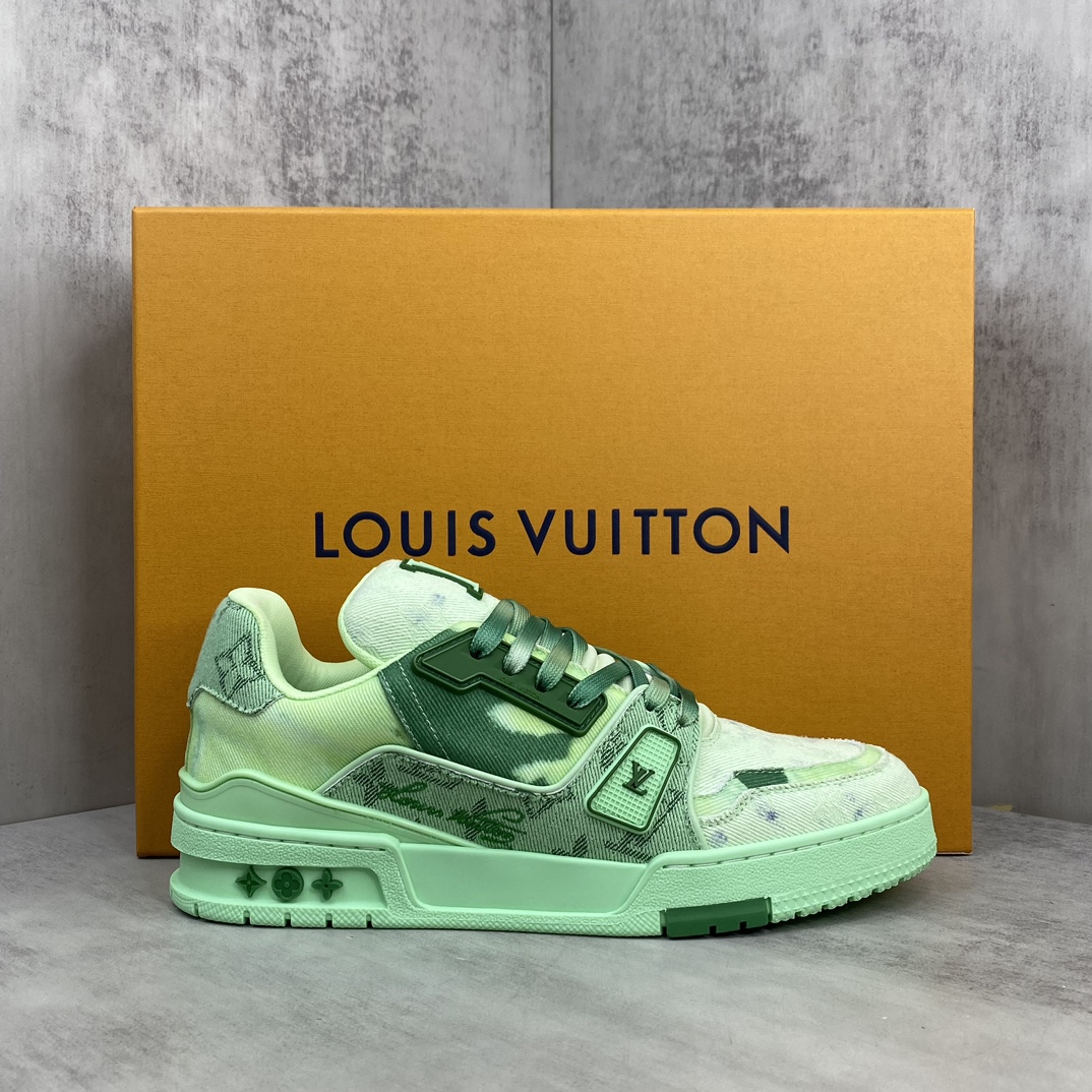 Louis Vuitton 新款上架 2084 Louis*Vuitto* LV Trainer 最新款 大底和面料私模 绝对下血本费心思的一款鞋子 自Vifgil到来之后而设计的这一系列 每一季度都深受众多粉丝的青睐 TPU 大底 包装