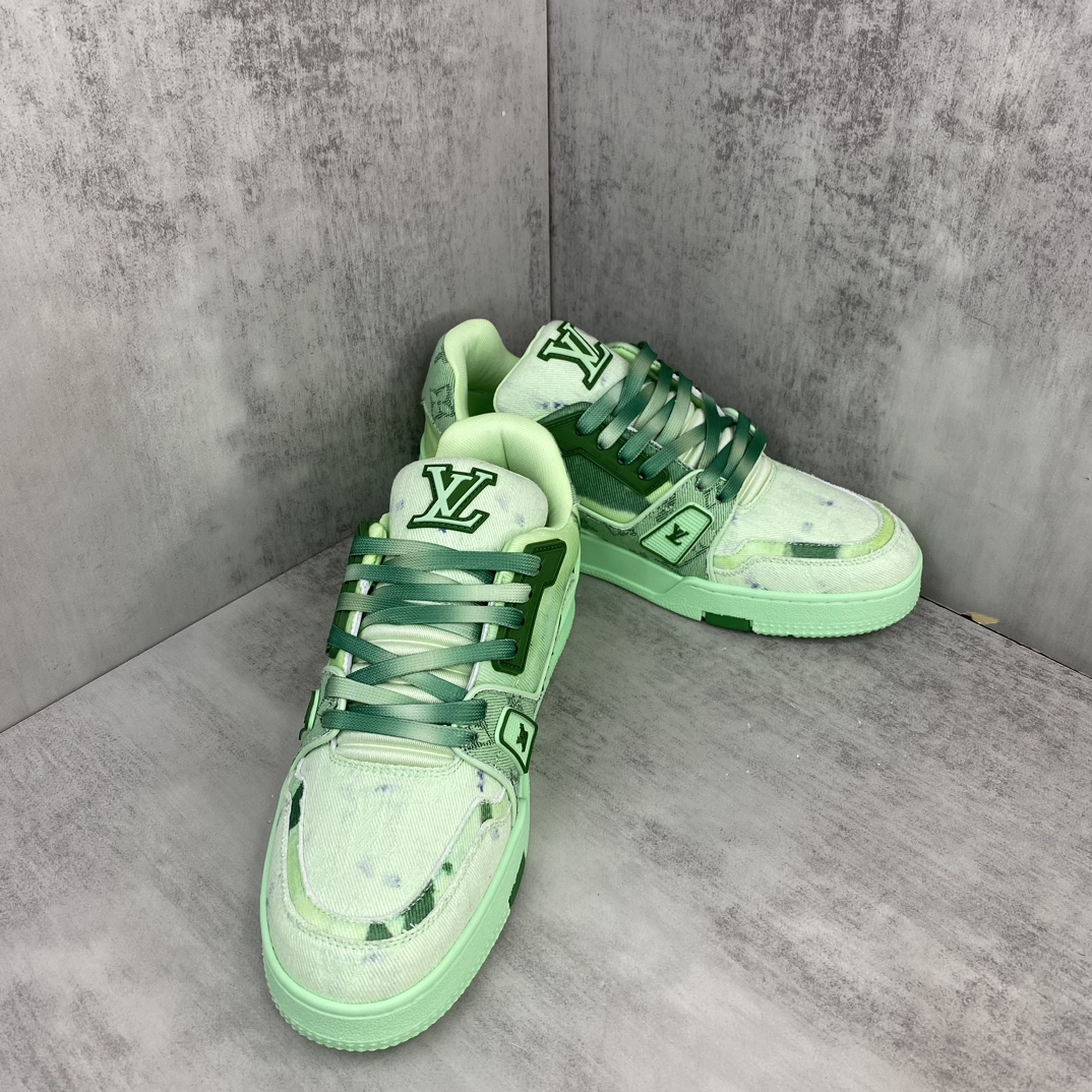 Louis Vuitton 新款上架 2084 Louis*Vuitto* LV Trainer 最新款 大底和面料私模 绝对下血本费心思的一款鞋子 自Vifgil到来之后而设计的这一系列 每一季度都深受众多粉丝的青睐 TPU 大底 包装