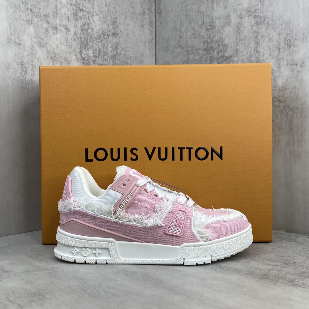 Louis Vuitton 新款上架 2084 Louis*Vuitto* LV Trainer 最新款 大底和面料私模 绝对下血本费心思的一款鞋子 自Vifgil到来之后而设计的这一系列 每一季度都深受众多粉丝的青睐 TPU 大底 包装