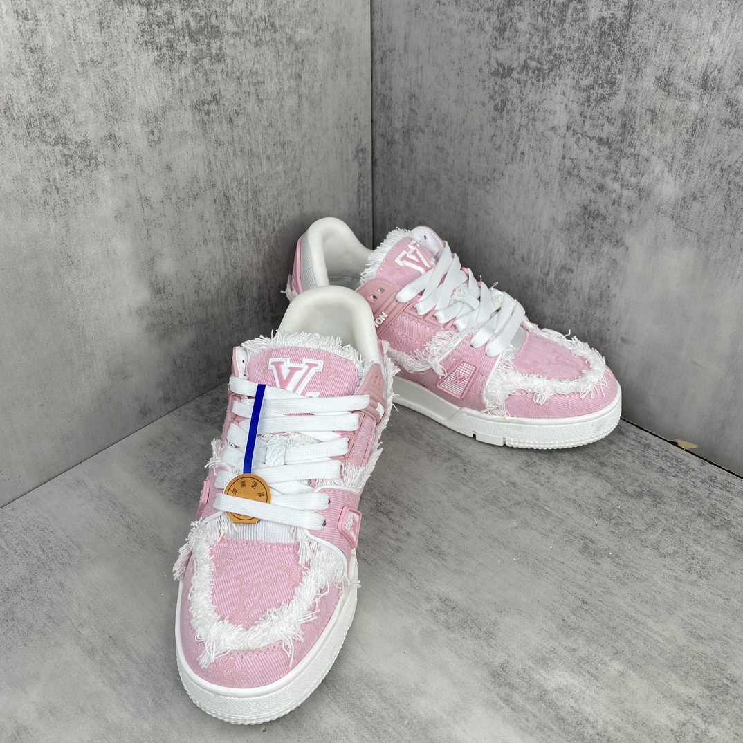 Louis Vuitton 新款上架 2084 Louis*Vuitto* LV Trainer 最新款 大底和面料私模 绝对下血本费心思的一款鞋子 自Vifgil到来之后而设计的这一系列 每一季度都深受众多粉丝的青睐 TPU 大底 包装