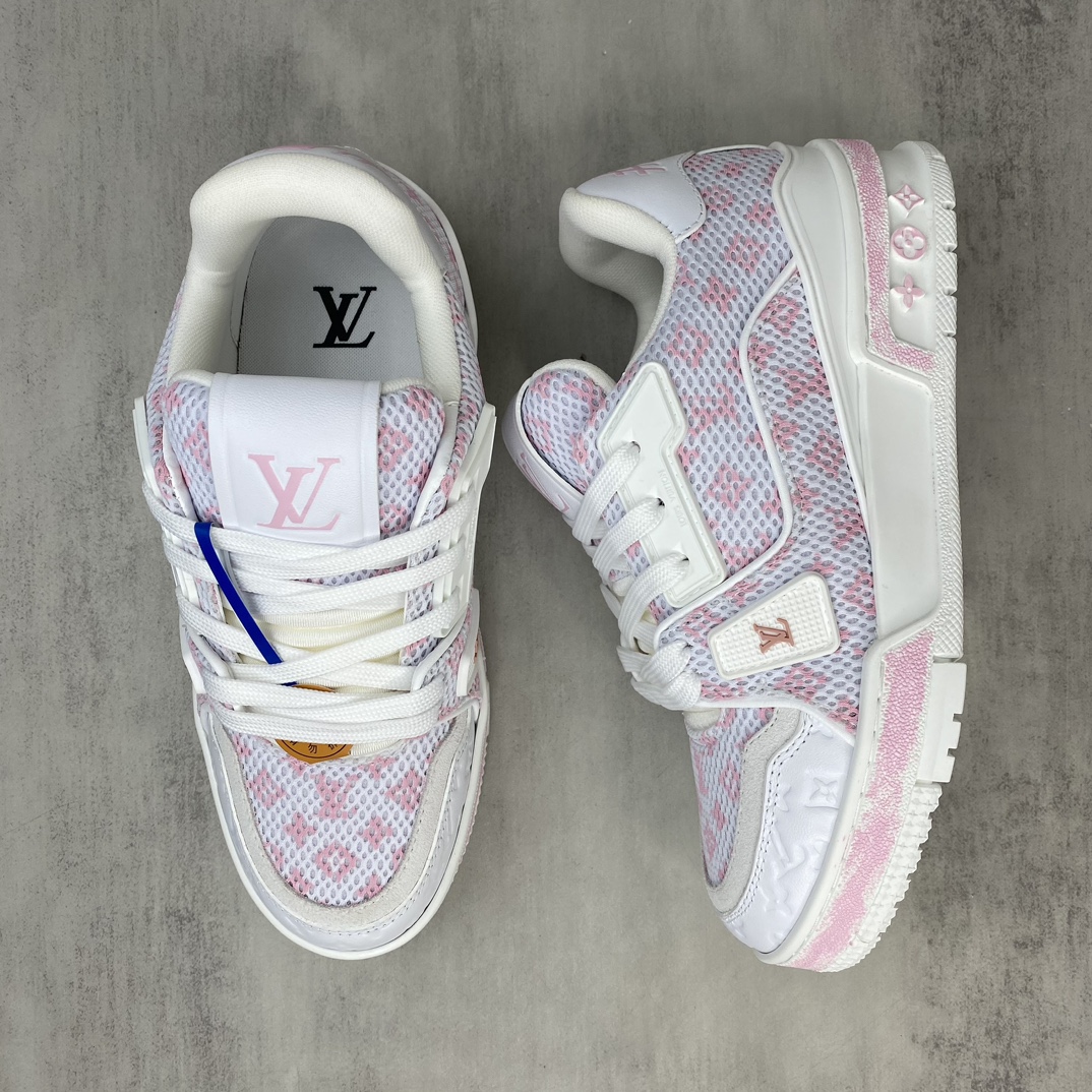 Louis Vuitton 新款上架 2084 Louis*Vuitto* LV Trainer 最新款 大底和面料私模 绝对下血本费心思的一款鞋子 自Vifgil到来之后而设计的这一系列 每一季度都深受众多粉丝的青睐 TPU 大底 包装