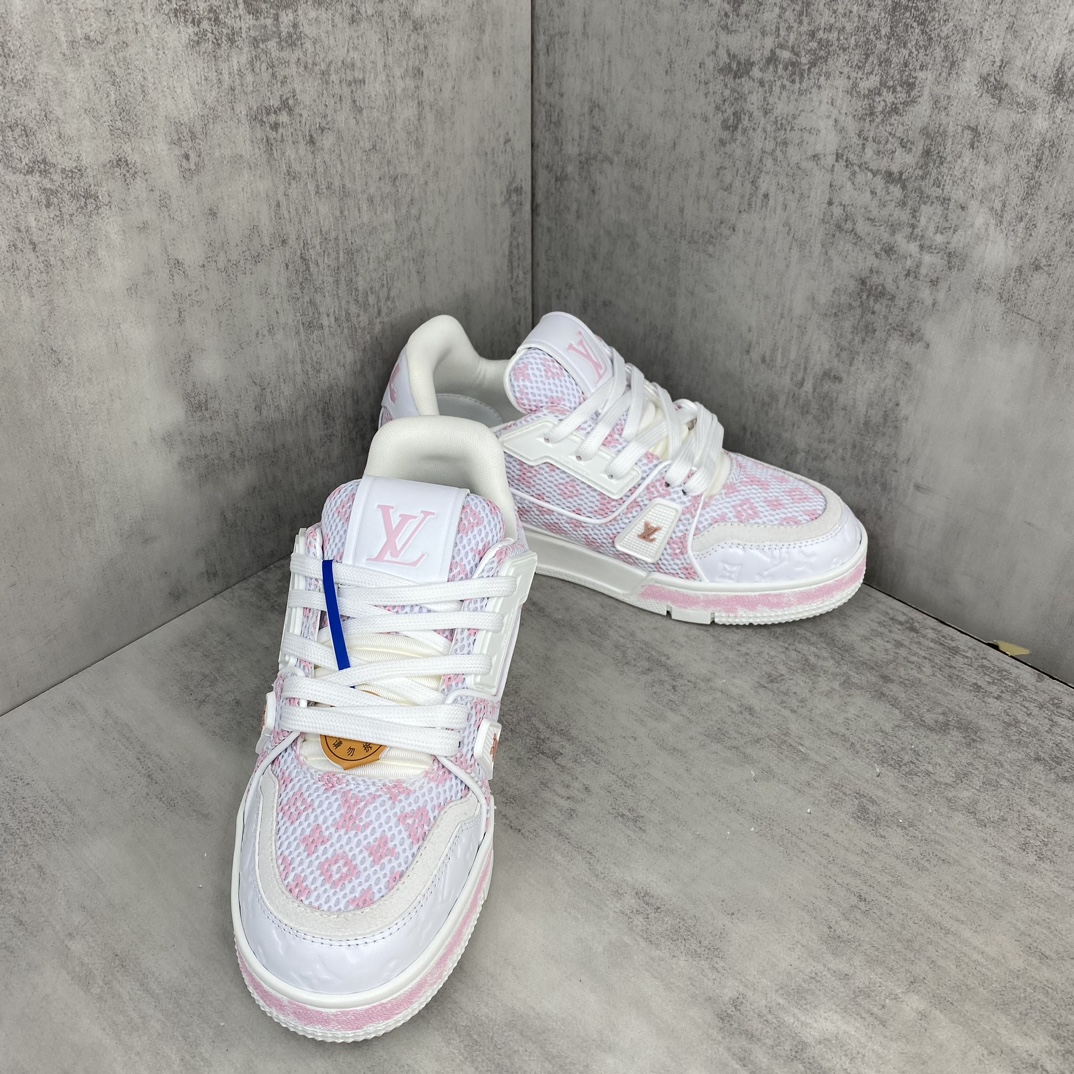 Louis Vuitton 新款上架 2084 Louis*Vuitto* LV Trainer 最新款 大底和面料私模 绝对下血本费心思的一款鞋子 自Vifgil到来之后而设计的这一系列 每一季度都深受众多粉丝的青睐 TPU 大底 包装