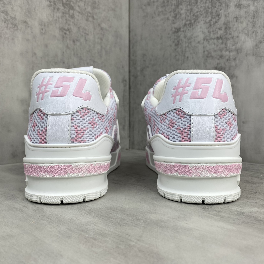 Louis Vuitton 新款上架 2084 Louis*Vuitto* LV Trainer 最新款 大底和面料私模 绝对下血本费心思的一款鞋子 自Vifgil到来之后而设计的这一系列 每一季度都深受众多粉丝的青睐 TPU 大底 包装