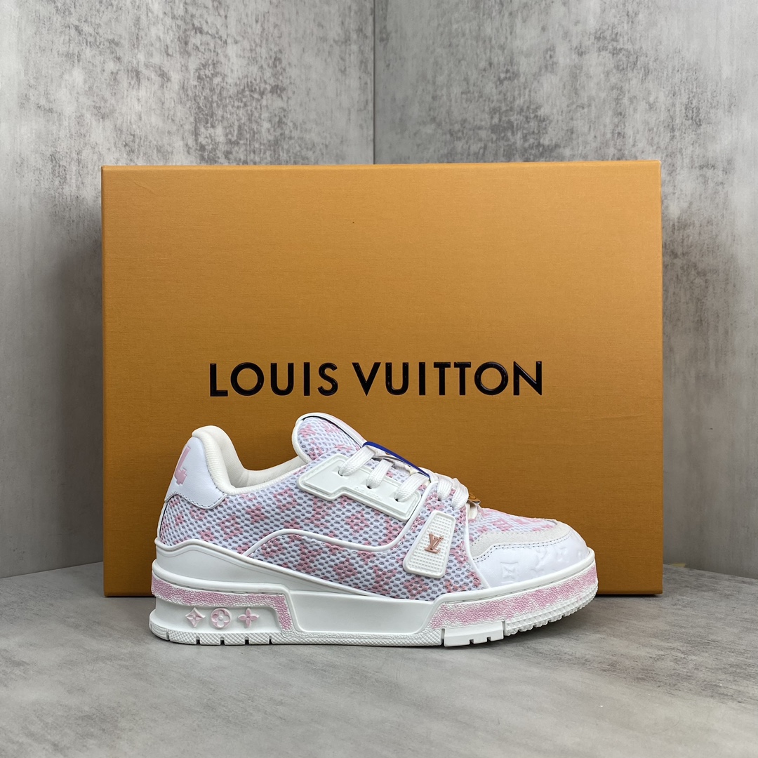 Louis Vuitton 新款上架 2084 Louis*Vuitto* LV Trainer 最新款 大底和面料私模 绝对下血本费心思的一款鞋子 自Vifgil到来之后而设计的这一系列 每一季度都深受众多粉丝的青睐 TPU 大底 包装