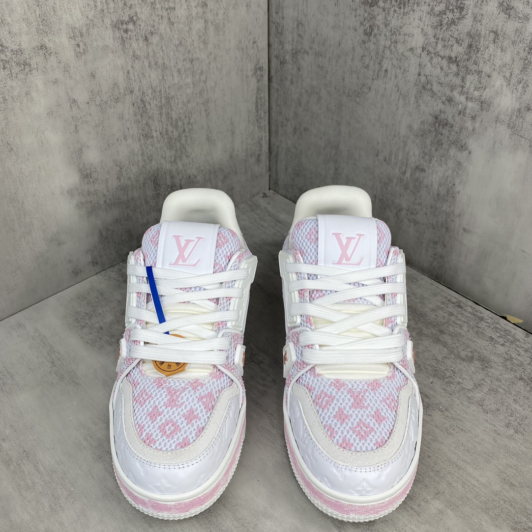 Louis Vuitton 新款上架 2084 Louis*Vuitto* LV Trainer 最新款 大底和面料私模 绝对下血本费心思的一款鞋子 自Vifgil到来之后而设计的这一系列 每一季度都深受众多粉丝的青睐 TPU 大底 包装