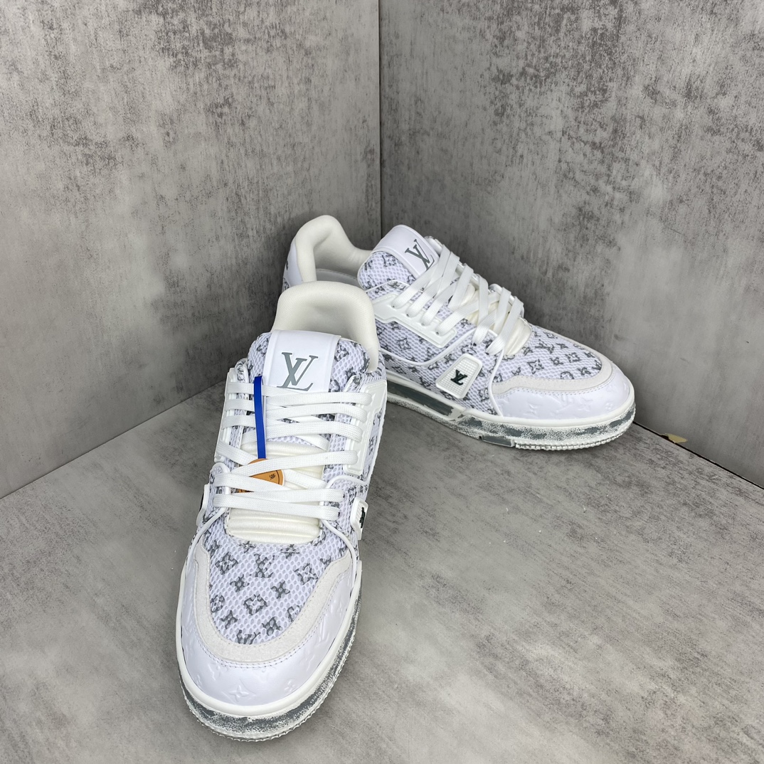 Louis Vuitton 新款上架 2084 Louis*Vuitto* LV Trainer 最新款 大底和面料私模 绝对下血本费心思的一款鞋子 自Vifgil到来之后而设计的这一系列 每一季度都深受众多粉丝的青睐 TPU 大底 包装