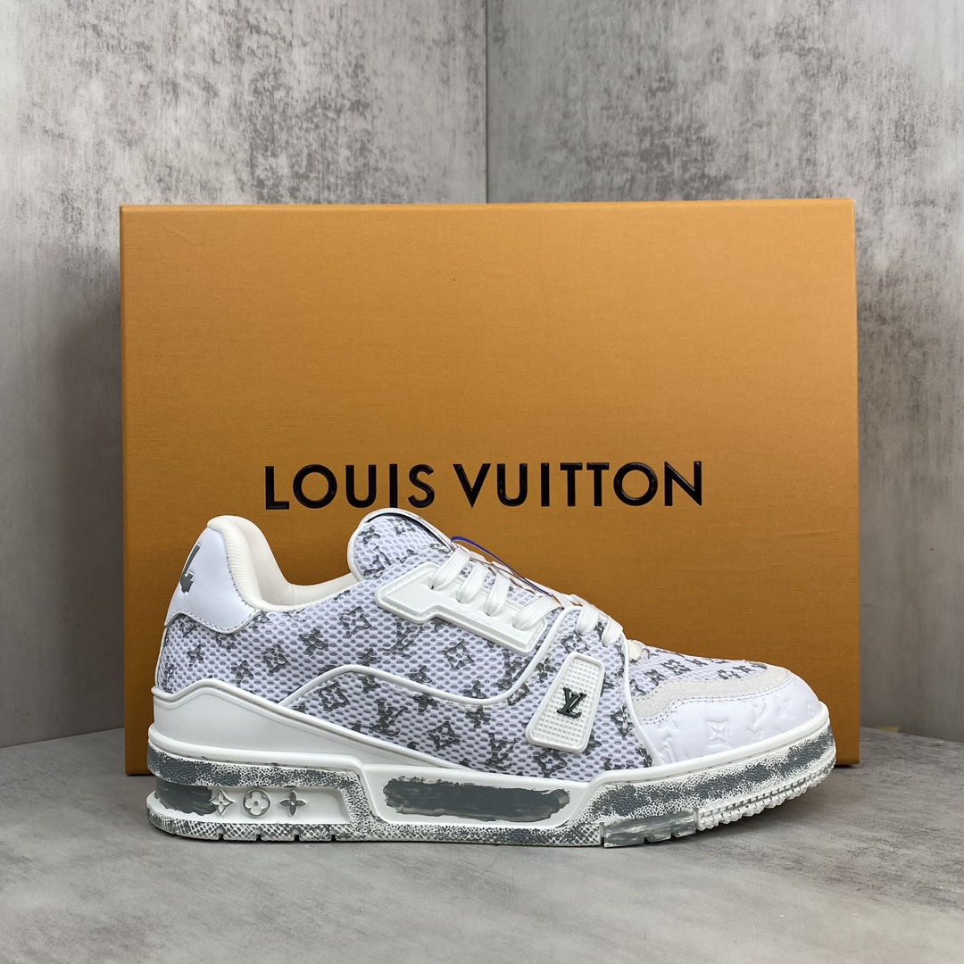 Louis Vuitton 新款上架 2084 Louis*Vuitto* LV Trainer 最新款 大底和面料私模 绝对下血本费心思的一款鞋子 自Vifgil到来之后而设计的这一系列 每一季度都深受众多粉丝的青睐 TPU 大底 包装