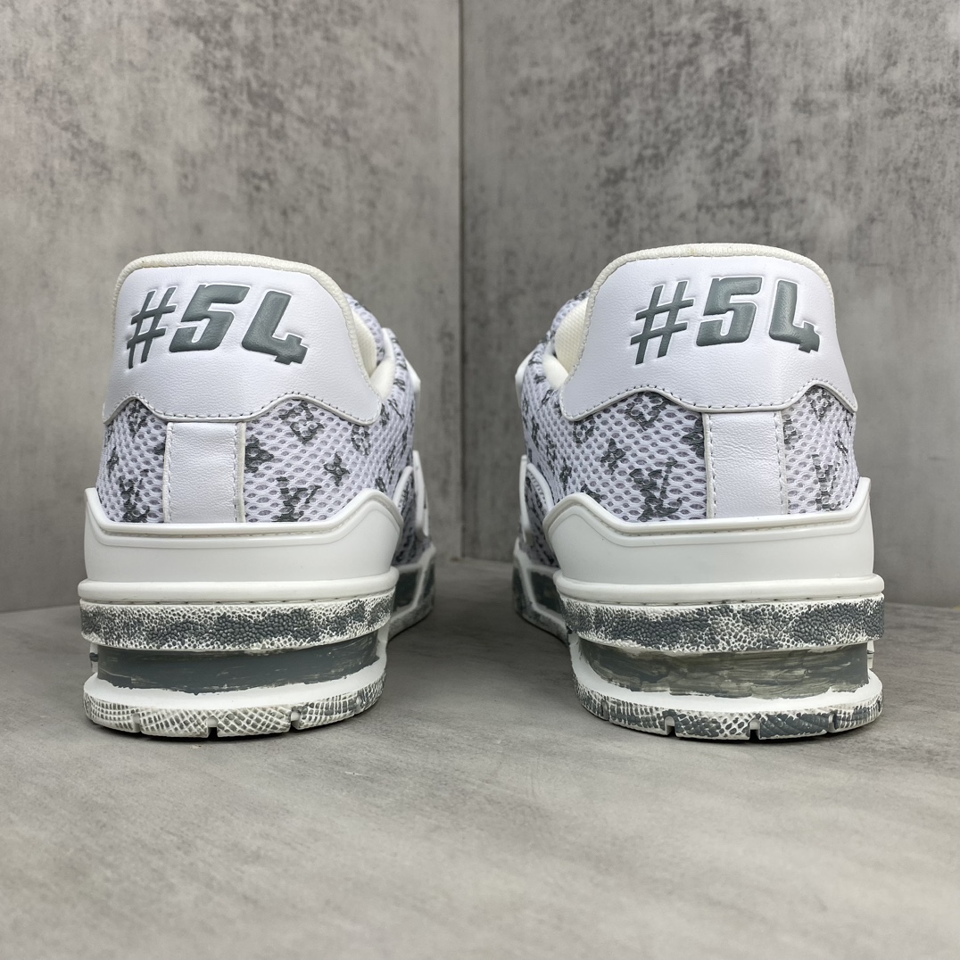 Louis Vuitton 新款上架 2084 Louis*Vuitto* LV Trainer 最新款 大底和面料私模 绝对下血本费心思的一款鞋子 自Vifgil到来之后而设计的这一系列 每一季度都深受众多粉丝的青睐 TPU 大底 包装