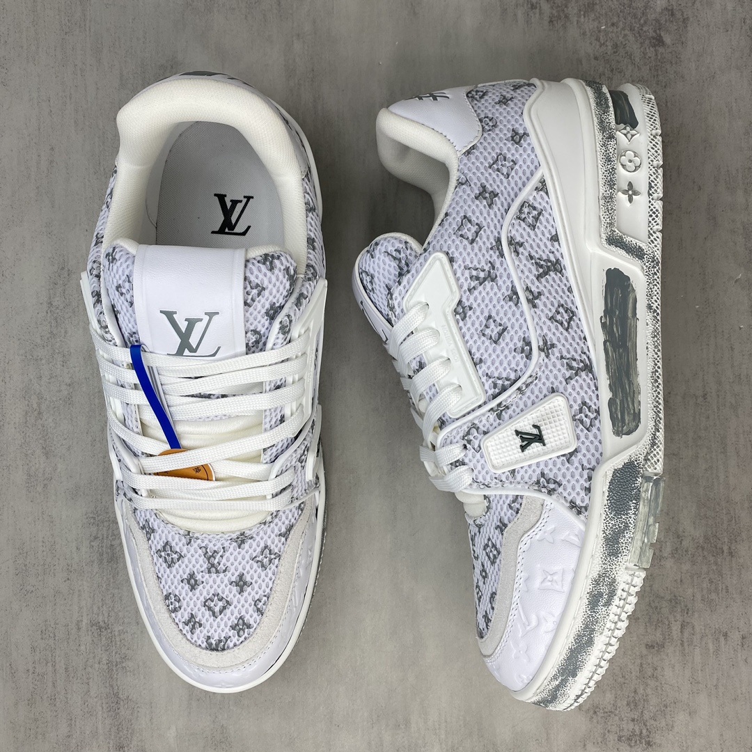 Louis Vuitton 新款上架 2084 Louis*Vuitto* LV Trainer 最新款 大底和面料私模 绝对下血本费心思的一款鞋子 自Vifgil到来之后而设计的这一系列 每一季度都深受众多粉丝的青睐 TPU 大底 包装