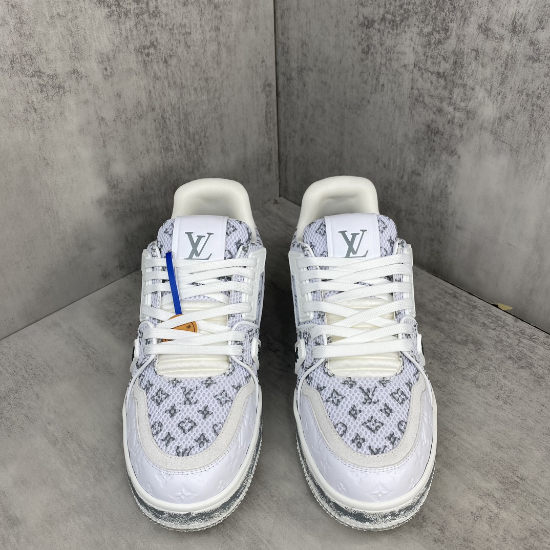 Louis Vuitton 新款上架 2084 Louis*Vuitto* LV Trainer 最新款 大底和面料私模 绝对下血本费心思的一款鞋子 自Vifgil到来之后而设计的这一系列 每一季度都深受众多粉丝的青睐 TPU 大底 包装
