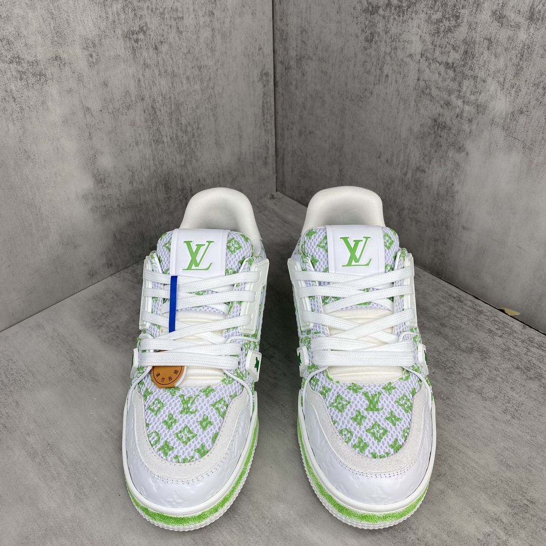 Louis Vuitton 新款上架 2084 Louis*Vuitto* LV Trainer 最新款 大底和面料私模 绝对下血本费心思的一款鞋子 自Vifgil到来之后而设计的这一系列 每一季度都深受众多粉丝的青睐 TPU 大底 包装