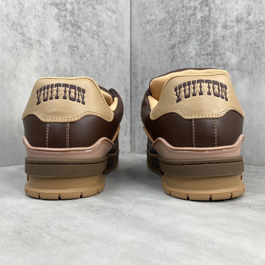 Louis Vuitton 新款上架 2084 Louis*Vuitto* LV Trainer 最新款 大底和面料私模 绝对下血本费心思的一款鞋子 自Vifgil到来之后而设计的这一系列 每一季度都深受众多粉丝的青睐 TPU 大底 包装
