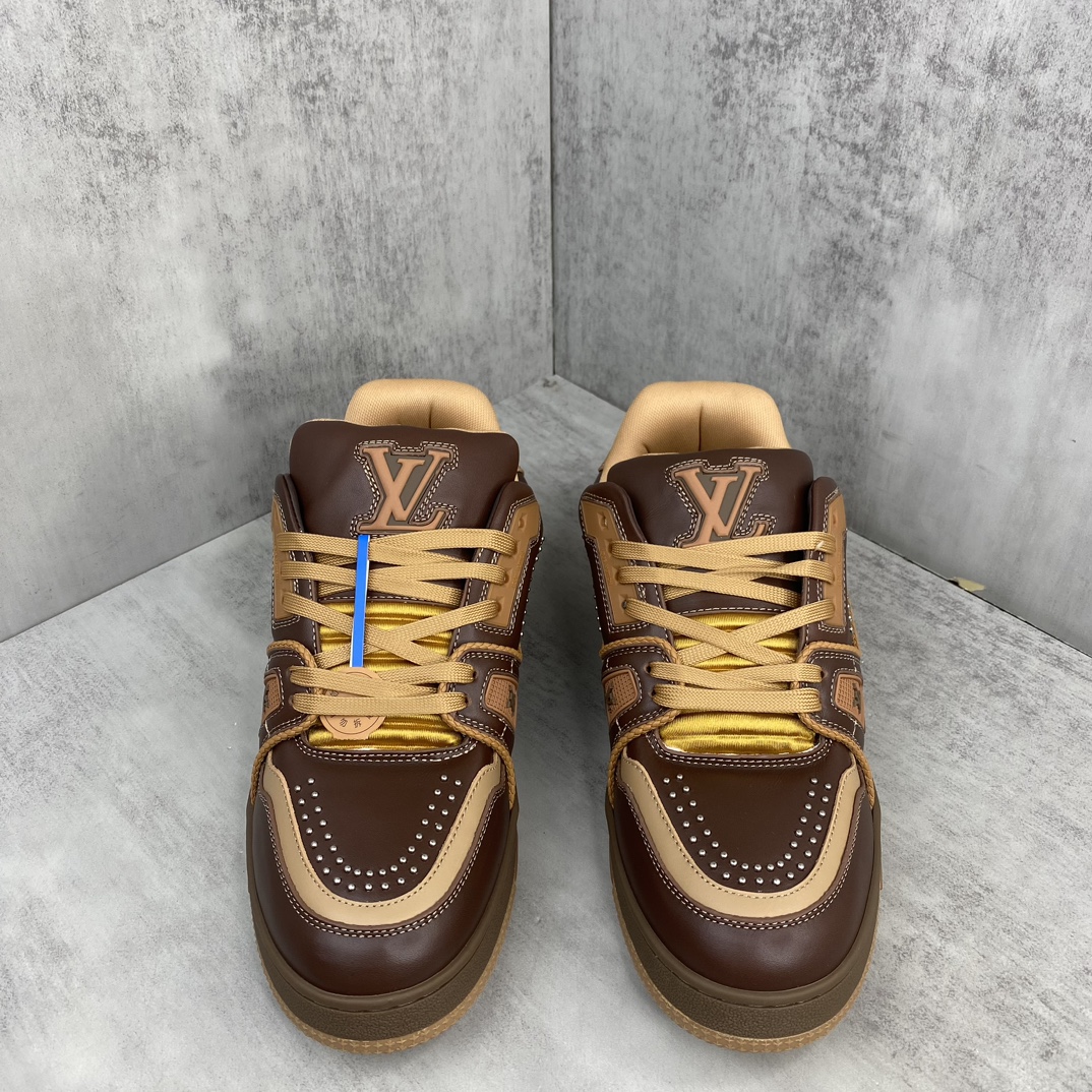 Louis Vuitton 新款上架 2084 Louis*Vuitto* LV Trainer 最新款 大底和面料私模 绝对下血本费心思的一款鞋子 自Vifgil到来之后而设计的这一系列 每一季度都深受众多粉丝的青睐 TPU 大底 包装