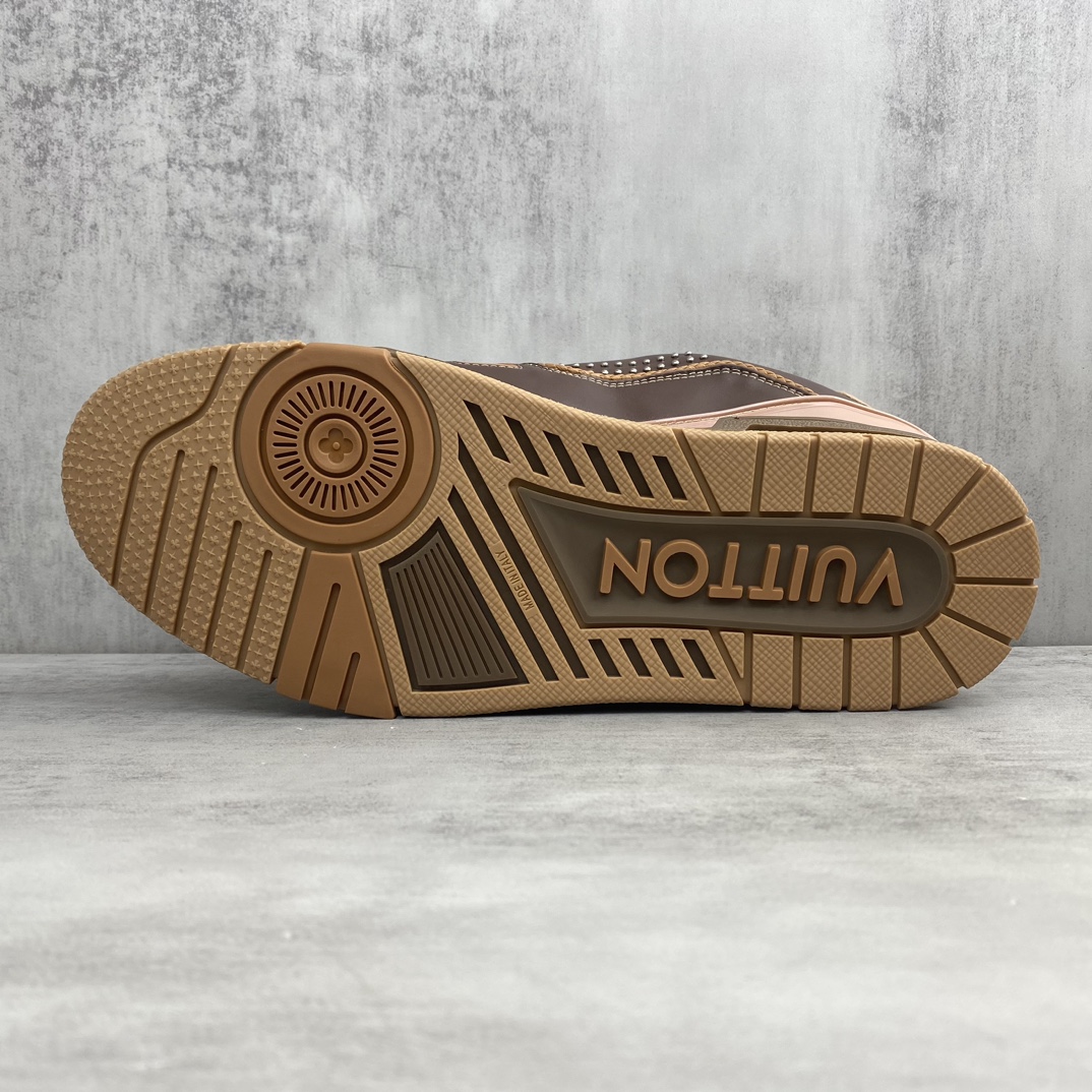Louis Vuitton 新款上架 2084 Louis*Vuitto* LV Trainer 最新款 大底和面料私模 绝对下血本费心思的一款鞋子 自Vifgil到来之后而设计的这一系列 每一季度都深受众多粉丝的青睐 TPU 大底 包装