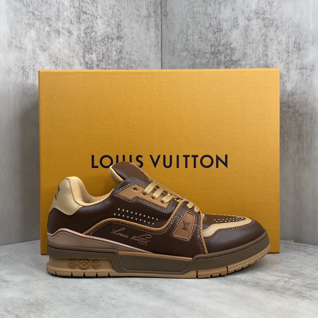 Louis Vuitton 新款上架 2084 Louis*Vuitto* LV Trainer 最新款 大底和面料私模 绝对下血本费心思的一款鞋子 自Vifgil到来之后而设计的这一系列 每一季度都深受众多粉丝的青睐 TPU 大底 包装