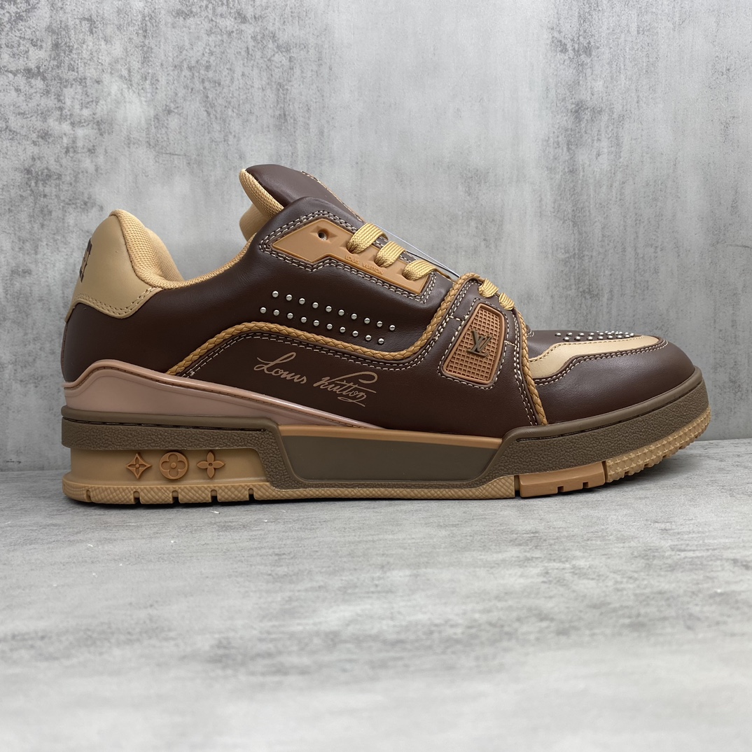 Louis Vuitton 新款上架 2084 Louis*Vuitto* LV Trainer 最新款 大底和面料私模 绝对下血本费心思的一款鞋子 自Vifgil到来之后而设计的这一系列 每一季度都深受众多粉丝的青睐 TPU 大底 包装