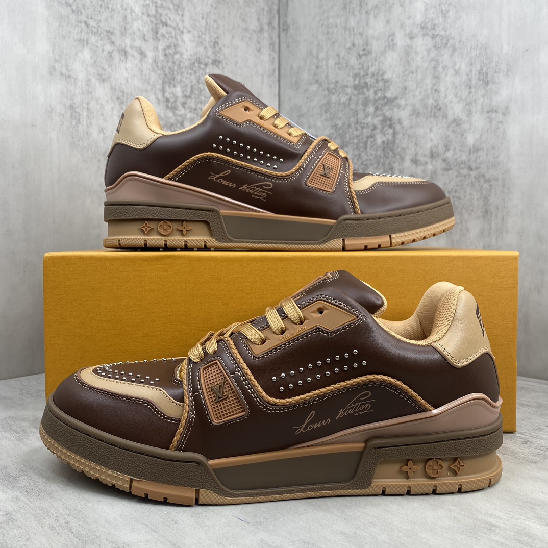 Louis Vuitton 新款上架 2084 Louis*Vuitto* LV Trainer 最新款 大底和面料私模 绝对下血本费心思的一款鞋子 自Vifgil到来之后而设计的这一系列 每一季度都深受众多粉丝的青睐 TPU 大底 包装
