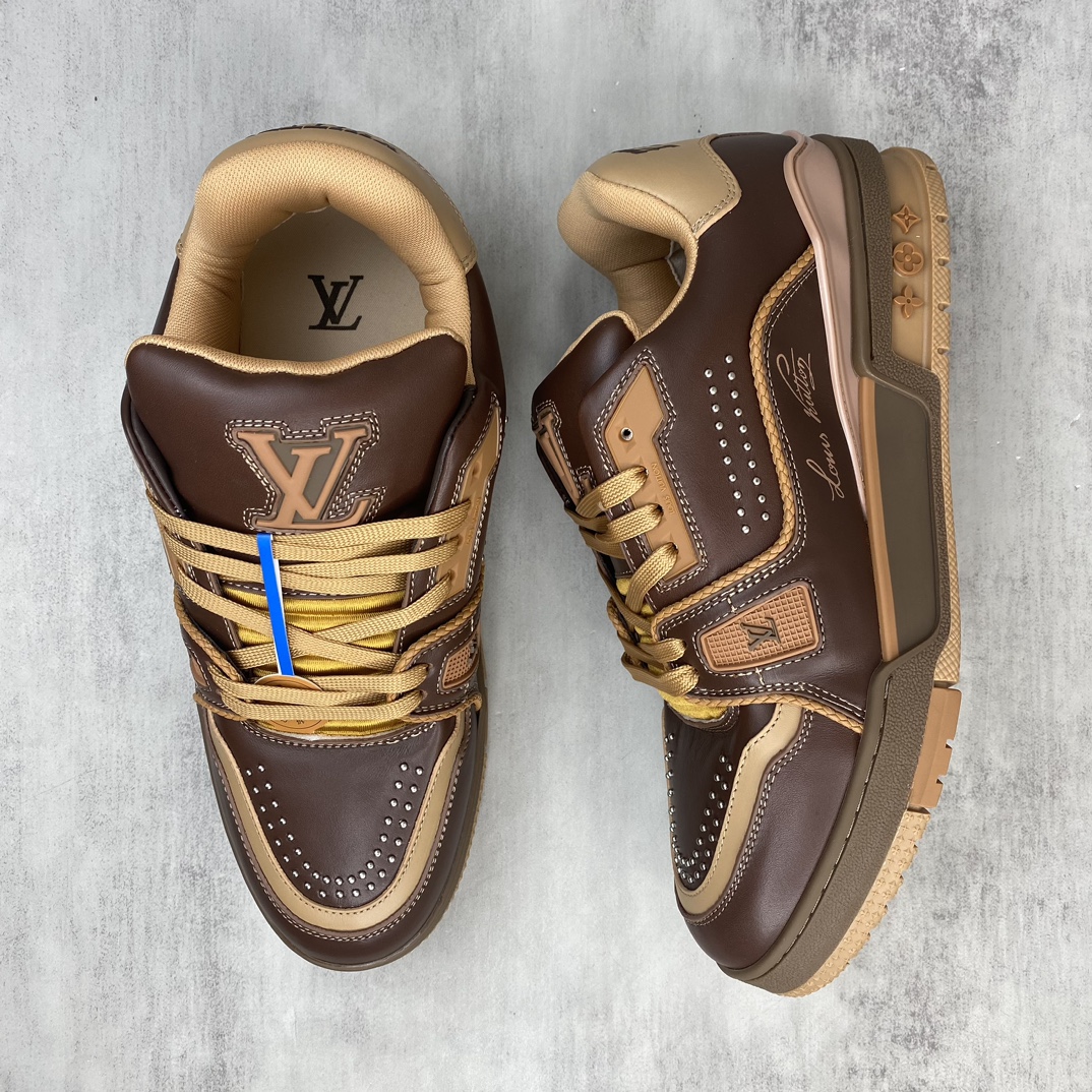 Louis Vuitton 新款上架 2084 Louis*Vuitto* LV Trainer 最新款 大底和面料私模 绝对下血本费心思的一款鞋子 自Vifgil到来之后而设计的这一系列 每一季度都深受众多粉丝的青睐 TPU 大底 包装