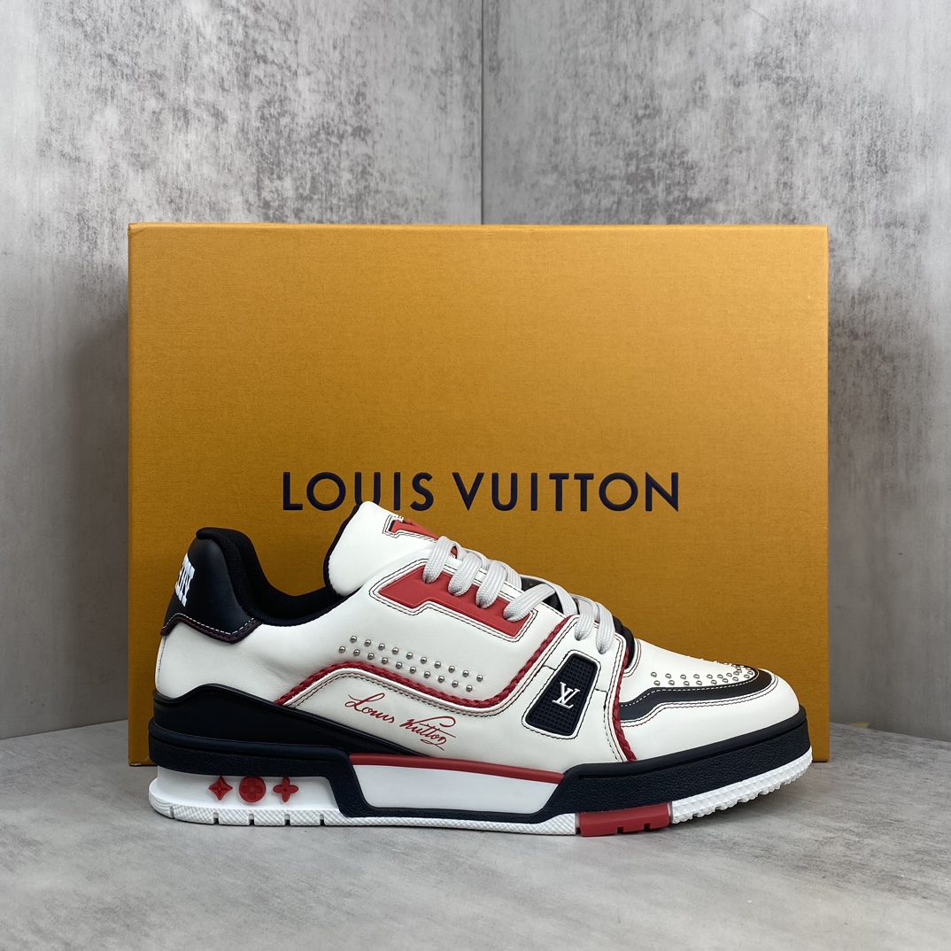 Louis Vuitton 新款上架 2084 Louis*Vuitto* LV Trainer 最新款 大底和面料私模 绝对下血本费心思的一款鞋子 自Vifgil到来之后而设计的这一系列 每一季度都深受众多粉丝的青睐 TPU 大底 包装