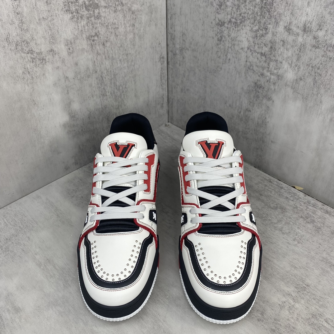 Louis Vuitton 新款上架 2084 Louis*Vuitto* LV Trainer 最新款 大底和面料私模 绝对下血本费心思的一款鞋子 自Vifgil到来之后而设计的这一系列 每一季度都深受众多粉丝的青睐 TPU 大底 包装