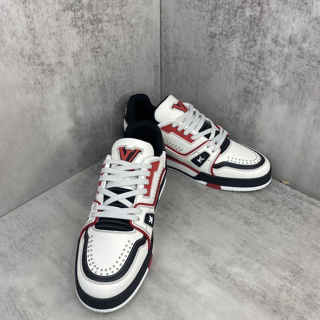 Louis Vuitton 新款上架 2084 Louis*Vuitto* LV Trainer 最新款 大底和面料私模 绝对下血本费心思的一款鞋子 自Vifgil到来之后而设计的这一系列 每一季度都深受众多粉丝的青睐 TPU 大底 包装