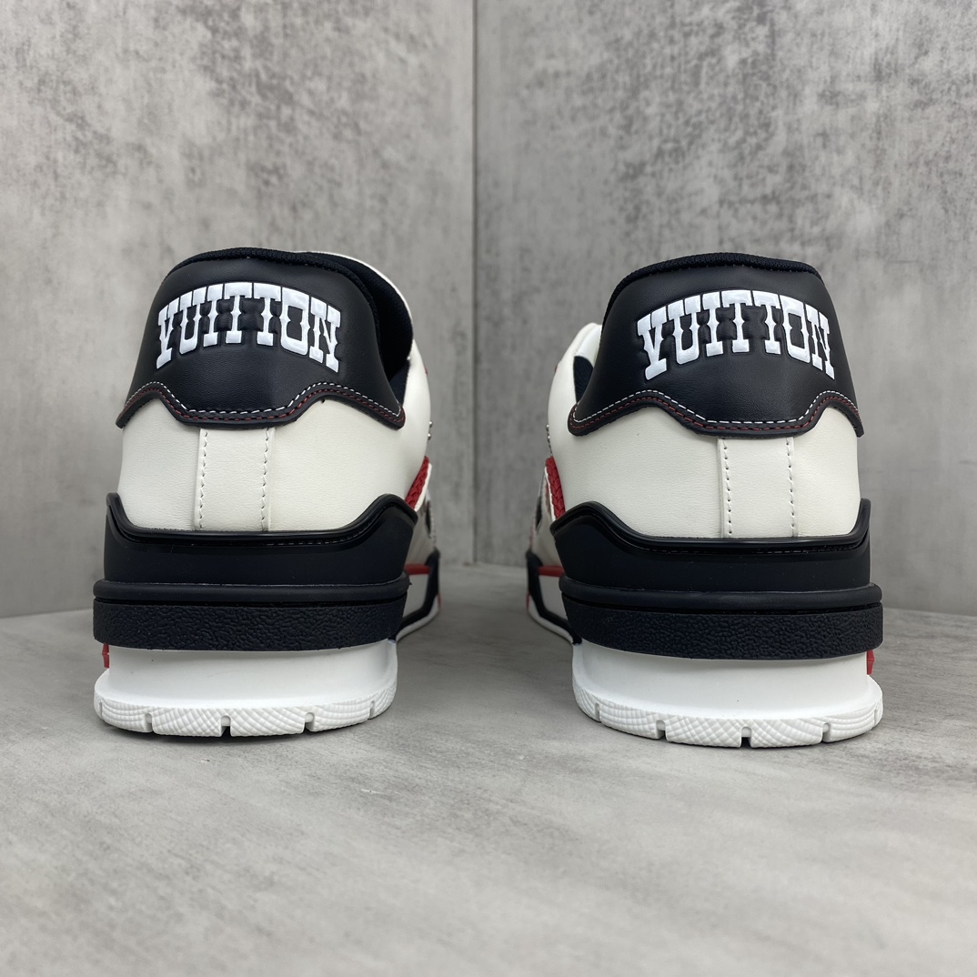 Louis Vuitton 新款上架 2084 Louis*Vuitto* LV Trainer 最新款 大底和面料私模 绝对下血本费心思的一款鞋子 自Vifgil到来之后而设计的这一系列 每一季度都深受众多粉丝的青睐 TPU 大底 包装