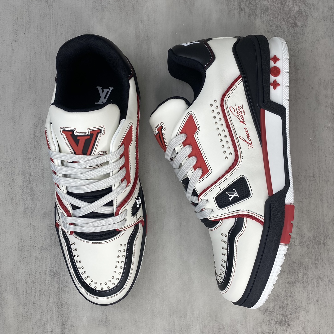 Louis Vuitton 新款上架 2084 Louis*Vuitto* LV Trainer 最新款 大底和面料私模 绝对下血本费心思的一款鞋子 自Vifgil到来之后而设计的这一系列 每一季度都深受众多粉丝的青睐 TPU 大底 包装