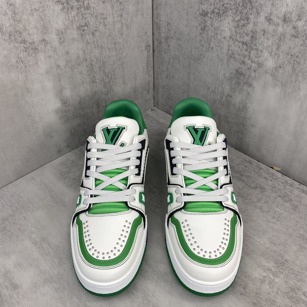 Louis Vuitton 新款上架 2084 Louis*Vuitto* LV Trainer 最新款 大底和面料私模 绝对下血本费心思的一款鞋子 自Vifgil到来之后而设计的这一系列 每一季度都深受众多粉丝的青睐 TPU 大底 包装