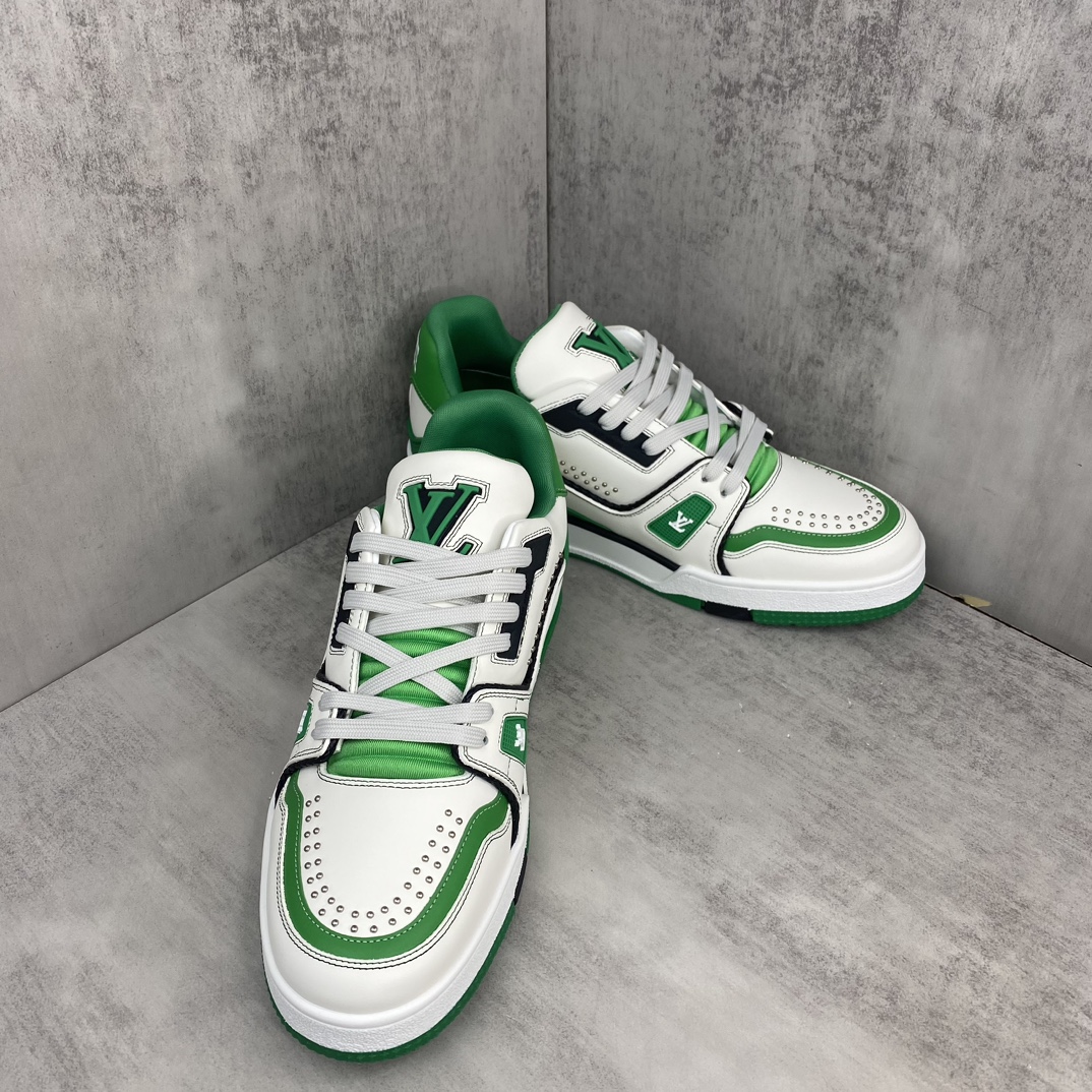Louis Vuitton 新款上架 2084 Louis*Vuitto* LV Trainer 最新款 大底和面料私模 绝对下血本费心思的一款鞋子 自Vifgil到来之后而设计的这一系列 每一季度都深受众多粉丝的青睐 TPU 大底 包装