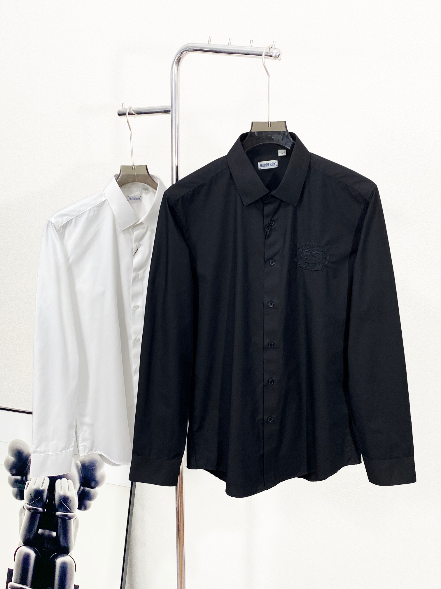 NO:123253,(New product) BU autumn and winter new white cotton poplin lapel shirt, men and women the same fashion wheat ear flower embroidered war horse pattern business casual versatile long-sleeved shirt!  There are original Butterfly Green designers, exquisite designs, and BUR is mainly decorated with blue embellishments. This trading company has a wide range of channels and is available on the official website at the same time!  Another solid-color shirt that can be worn all seasons. This shirt has a strong lazy and casual style, without the sense of restraint and seriousness brought by a formal shirt. The ultimate silhouette shirt is an indispensable part of our wardrobe!  This shirt is made of imported white high-quality cotton poplin, with clear and beautiful fabric textures, and the comfortable and skin-friendly feel is beyond your imagination!  The classic war horse pattern on the high-density embroidery bag on the chest uses mercerized blue stitch embroidery technology, which expresses the pattern lines and simple futuristic sense through stitch embroidery. Linear decoration is performed through the same thickness and uniform stitches, adding a three-dimensional and hand-made sense to flat clothing items, which balances fragility and strength!  Customized mother-of-pearl buttons are provided with exquisite brand logos, and the quality is very perfect and detailed!  The shirt-style classic standard neckline and neutral style design does not limit gender and age. Apart from the simple stitch embroidery pattern, there is no extra complex design, the colors are also refreshing and clean, and the details reveal the unscathing professionalism and calm calmness!  Recommended for the same style as men and women!  Size M-XXXL, burberry,shirts,alexander wang19860909(新品)BU秋冬新款白色棉府绸翻领衬衣,男女同款时尚麦穗花刺绣战马图案商务休闲百搭长袖衬衫！有原蝴蝶绿设计师,精致设计,BUR主打蓝色点缀,此款贸易公司渠道稀出,同步官网发售！又是一款四季可穿的纯色系衬衫,这款衬衫它带着一股浓浓的慵懒休闲风,没有那种正装衬衫带来的束缚感和严肃感,极致的廓形衬衫是我们衣柜里必不可少的！ 这款衬衫采用客供进口白色优质棉府绸制成,面料织纹清晰美观,着身的舒适亲肤感超乎你的想象！胸前高密度刺绣袋处经典战马图案采用丝光蓝线迹绣花工艺,通过线迹绣花的方式表现出图案线条和简约的未来感,通过粗细相同和均匀的针脚进行线性装饰,为扁平的服装单品增加了立体感,手工感,将脆弱与力量做出了美的平衡！客供定制珍珠贝母纽扣,并刻有精致的品牌Logo,品相非常完美细致！衬衫式经典标准领口和中性风格设计,不限制性别年龄,除简约的线迹刺绣图案外没有多余的繁复设计,颜色也是清爽干净,细节中透露出心无旁怠的专业和不动声色的冷静！男女同款推荐！尺码M-XXXL,,burberry,shirts,alexander wang,Men's clothing