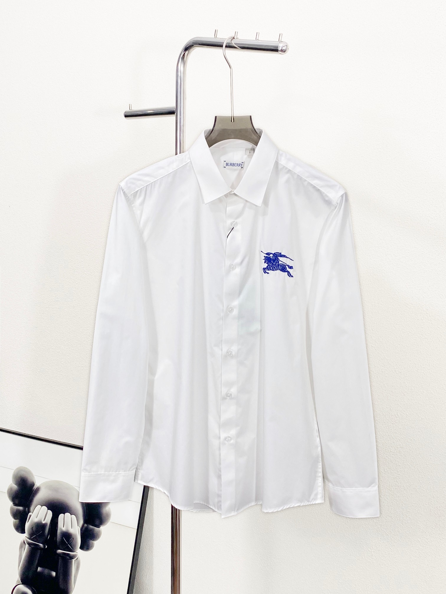 NO:123251,(New product) LOE/Luo Family Men's Fashion Business and Casual Simple Long Sleeve Shirt, Trading Company Channel Product, Pure Blood Quality, Popular Hot Styles in Buyer Stores, Classic Ace Products!  The overall design conforms to the aesthetic design of LOE home, uses classic brand elements, perfectly follows the essence and genes of LOE home, and has a classic brand logo injected on the chest, presented in an embroidered form, which is very exquisite and pleasing, highlights the brand characteristics, and greatly enriches the overall vision!  Customers provide top-quality pure cotton fabrics in Egypt, custom-made garments in old Italian workshops, and are made of high-subsidized double-strands. The fabric is invincible in texture, delicate and comfortable in skin, and has excellent breathability!  The details are exquisite and exquisite, first-class quality, selected high-end deep-sea mother-skinned buckles, tightly stitched, slim-fitting style, excellent upper body effect, versatile color matching, both business commuting and casual, no age limit, can interpret the super urban temperament, and is a fashionable item with extremely high control!  Size M-XXXL, loewe,loewe,shirts,alexander wang19860909(新品)LOE/罗家族男士时装款商务休闲简约长袖衬衫,贸易公司渠道货,纯正血统品质,买手店里的人气热款,经典王牌单品！ 整体的设计符合LOE家美学设计,运用了经典的品牌元素,完美沿袭了LOE家的精髓与基因,胸前注入了经典品牌标识,以刺绣体形态呈现,非常精致讨巧,彰显了品牌特质,且极大的丰富了整体视觉！ 客供埃及上等优质纯棉面料,意大利本土老牌工坊成衣工序定织定染,高支数双股精纺而成,面料质感无敌,亲肤细腻舒适,且兼具优良的透气性！ 细节精湛考究,品相一流,甄选的高级深海母贝扣,走线严丝合缝,修身裁剪版型,上身效果出色,配色万能百搭,即商务通勤亦混搭休闲,无年龄层次限定,可以诠释出超具型格的都市气质感,属于驾驭度极高的时髦单品！尺码M-XXXL,,loewe,loewe,shirts,alexander wang,Men's clothing