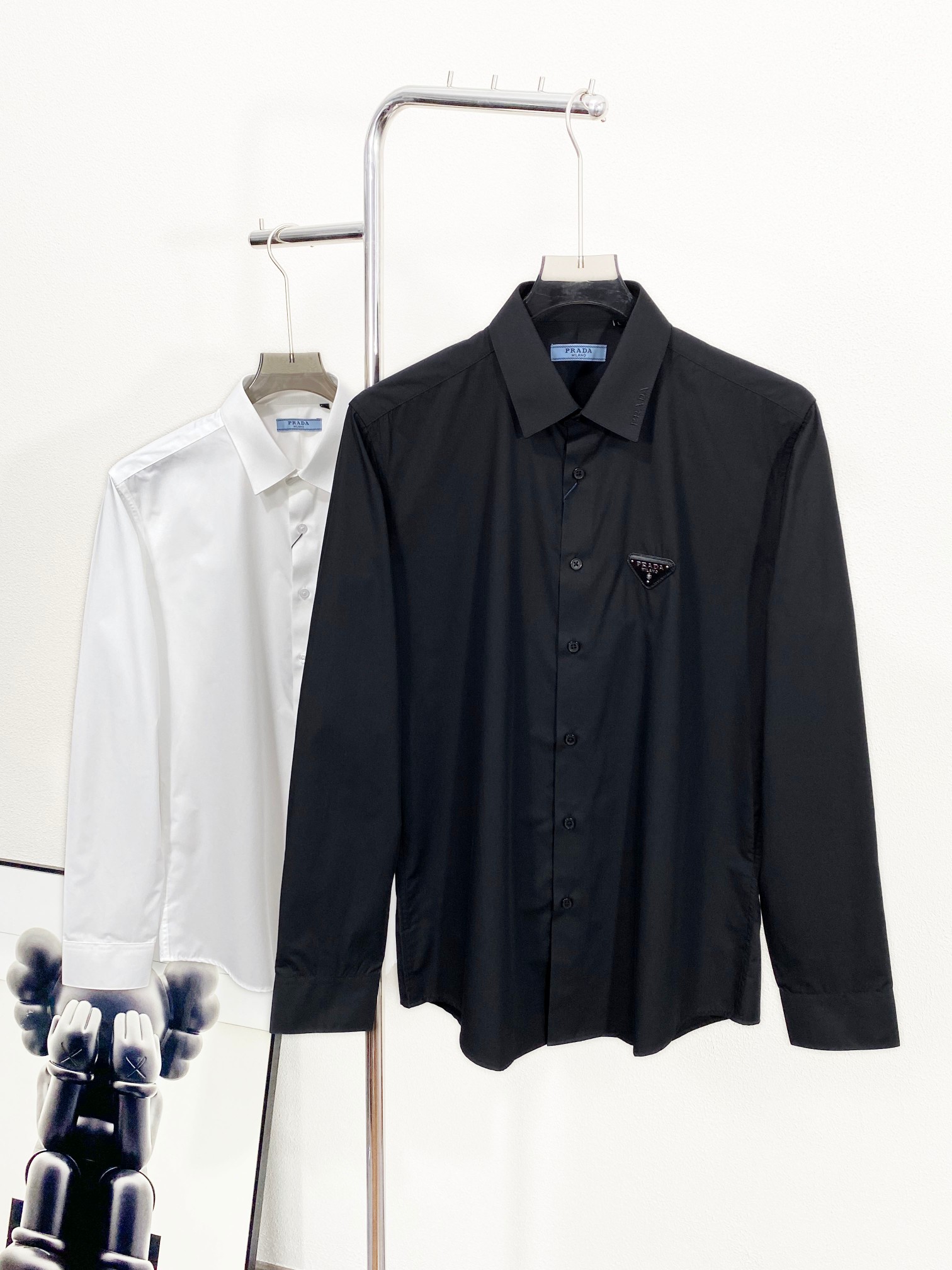 NO:123262,(New product) Pjia original single men's business casual long-sleeved shirt, produced by Taiwan Yibi Trading Company, top Italian origin, and sold simultaneously on the official website, public price!  !  A high-end celebrity shirt, high-frequency matching style for advertising albums and fashion magazines, supported by Chen Kun and Huang Zitao, has gathered extremely high popularity!  Born from the classics, the signature items that must be released every season. In the cycle of each season, the new season still continues the design tone of P's family, bringing minimalist style to the extreme, the whole body is clean and straightforward, and has a flowing visual experience. Minimalist is the most advanced fashion expression. The classic triangle logo is retained on the chest, which is a soul-like embellishment, and also highlights a strong sense of identity!  Leading with fabrics and cutting, Italian fixed-woven elastic poplin fabric, heavy high-strength yarn, super texture, excellent skin-friendliness and comfort, with a certain amount of elasticity, creating conditions for more body shapes, invincible quality, exquisite and exquisite details, strict craftsmanship, and every detail is excellent!  The tailoring adheres to the usual techniques of P's family, and every inch is well grasped. It is also slim and integrated. It has smooth and clean lines. It is invincible and versatile. It is both solemn and harmonious. It is both business and leisure. It can run through multiple seasons. It is very compatible with the bottoms and is a basic item that is a must-have for men's wardrobe!  Size M-XXXL, Shirts,alexander wang19860909(新品)P家原单男士商务休闲长袖衬衫,台湾意比贸易公司出品,顶级意大利原产,官网同步推售,公价！！ 高端明星级的一款衬衫,广告画册及时装杂志拍摄高频率搭配款,由陈坤和黄子韬上身加持后,聚集了极高的人气！ 因经典而生,每季必出的招牌单品,在每一季轮回,新一季仍然延续了P家的设计基调,将极简风发挥到极致,通体干净直白,大有行云流水般的视觉体验,极简才是最高级的时尚表达,胸前保留了经典三角标识,属于灵魂式的点缀,亦凸显了强烈的身份感！ 以面料和裁剪为主导,意大利定织弹力府绸面料,重磅高支纱线,质感超强,亲肤性与舒适性极佳,自带一定弹力,为更多的身型创造条件,品相无敌,细节工艺精致考究,严丝合缝,每一处细节都表现的极具出色！ 剪裁秉承P家一贯的手法,每一寸都拿捏的恰到好处,修身亦合体,线条感流畅干净,无敌的百搭类型,亦庄亦谐,商务与休闲兼备,可以贯穿多个季节,与下装兼容空间极高,男人衣橱必备的基础单品！尺码M-XXXL,,shirts,alexander wang,Men's clothing