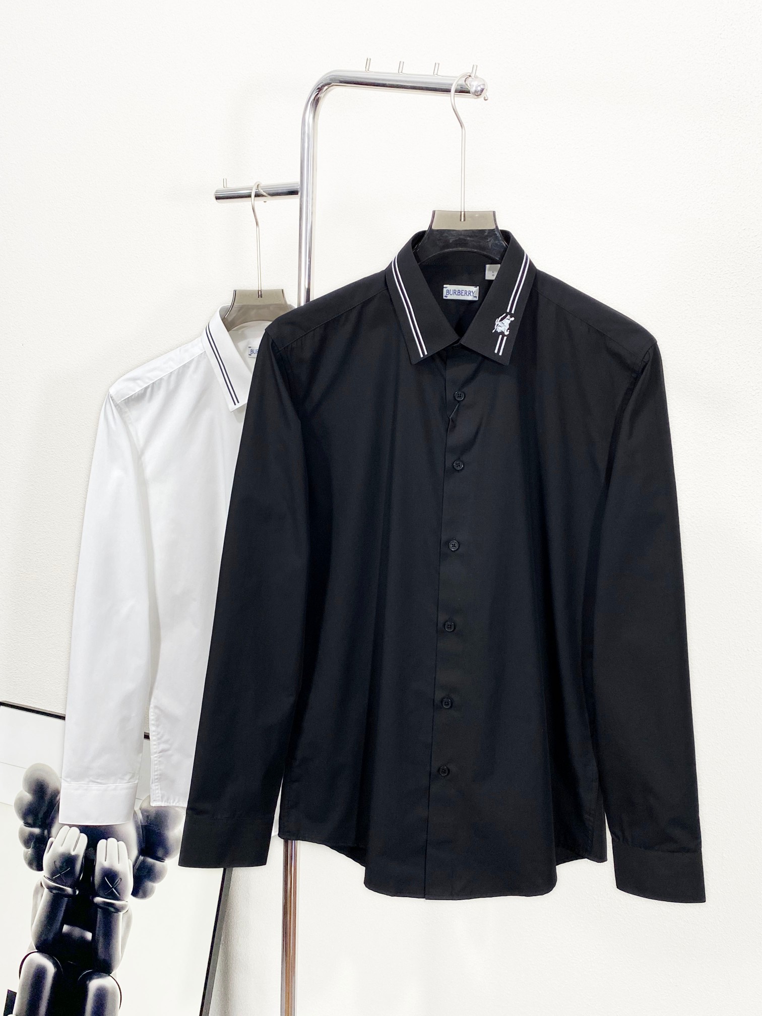 NO:123264,(New product)Bu new white cotton poplin lapel shirt, the same fashion style for men and women, the latest collar blue line embroidered war horse pattern business casual versatile long-sleeved shirt!  There are original Butterfly Green designers, exquisite designs, and BUR is mainly decorated with blue embellishments. This trading company has a wide range of channels and is available on the official website at the same time!  Another solid-color shirt that can be worn all seasons. This shirt has a strong lazy and casual style, without the sense of restraint and seriousness brought by a formal shirt. The ultimate silhouette shirt is an indispensable part of our wardrobe!  This shirt is made of imported white high-quality cotton poplin, with clear and beautiful fabric textures, and the comfortable and skin-friendly feel is beyond your imagination!  The classic war horse pattern on the high-density embroidery bag on the chest uses mercerized blue stitch embroidery technology, which expresses the pattern lines and simple futuristic sense through stitch embroidery. Linear decoration is performed through the same thickness and uniform stitches, adding a three-dimensional and hand-made sense to flat clothing items, which balances fragility and strength!  Customized mother-of-pearl buttons are provided with exquisite brand logos, and the quality is very perfect and detailed!  The shirt-style classic standard neckline and neutral style design does not limit gender and age. Apart from the simple stitch embroidery pattern, there is no extra complex design, the colors are also refreshing and clean, and the details reveal the unscathing professionalism and calm calmness!  Recommended for the same style as men and women!  Size M-XXXL, burberry,shirts,alexander wang19860909(新品)Bu新款白色棉府绸翻领衬衣,男女同款时尚最新衣领蓝线刺绣战马图案商务休闲百搭长袖衬衫！有原蝴蝶绿设计师,精致设计,BUR主打蓝色点缀,此款贸易公司渠道稀出,同步官网发售！又是一款四季可穿的纯色系衬衫,这款衬衫它带着一股浓浓的慵懒休闲风,没有那种正装衬衫带来的束缚感和严肃感,极致的廓形衬衫是我们衣柜里必不可少的！ 这款衬衫采用客供进口白色优质棉府绸制成,面料织纹清晰美观,着身的舒适亲肤感超乎你的想象！胸前高密度刺绣袋处经典战马图案采用丝光蓝线迹绣花工艺,通过线迹绣花的方式表现出图案线条和简约的未来感,通过粗细相同和均匀的针脚进行线性装饰,为扁平的服装单品增加了立体感,手工感,将脆弱与力量做出了美的平衡！客供定制珍珠贝母纽扣,并刻有精致的品牌Logo,品相非常完美细致！衬衫式经典标准领口和中性风格设计,不限制性别年龄,除简约的线迹刺绣图案外没有多余的繁复设计,颜色也是清爽干净,细节中透露出心无旁怠的专业和不动声色的冷静！男女同款推荐！尺码M-XXXL,,burberry,shirts,alexander wang,Men's clothing