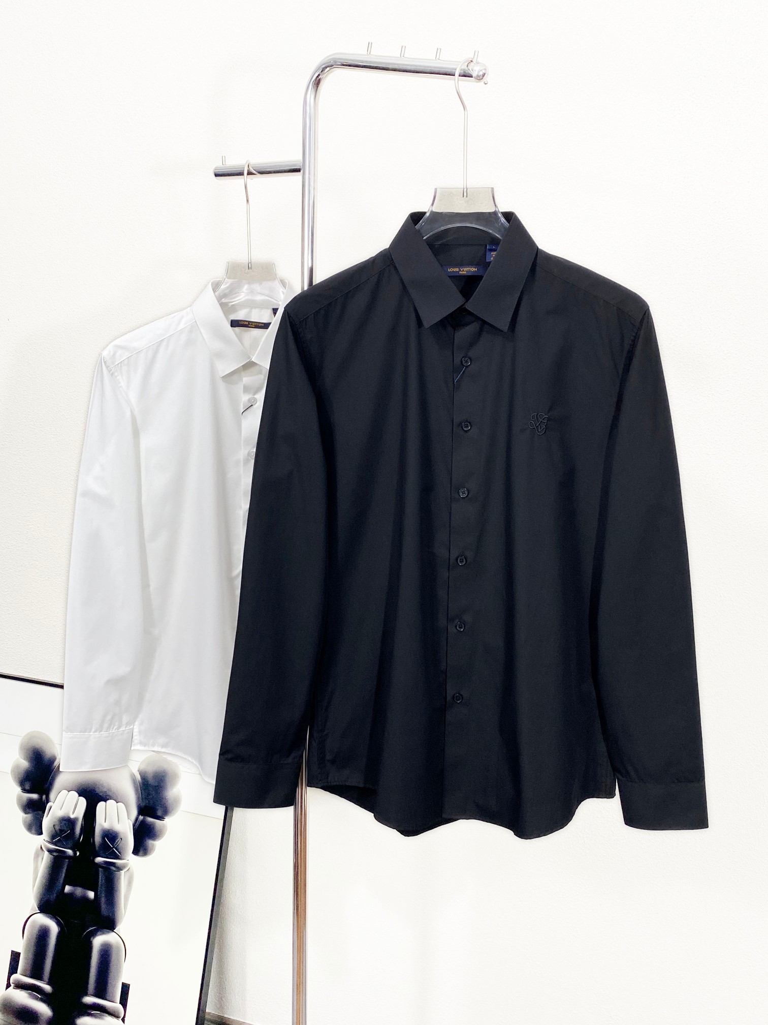 NO:123249,(New product) LV family men's fashion jacquard long-sleeved shirt, Hong Kong foreign company channel goods, heavy high-end products, another high-end platinum-grade product, with a pure quality!  A shirt with a high appearance, the classic labeled chest high-density classic embroidery elements perfectly follows the essence and genes of V Dengjia. The designer cleverly performs the classic chessboard pattern logo, and integrates the fabric with jacquard technology, which is natural and shows a very distinctive and fashionable proposition. It is equipped with the exquisite brand embroidery body on the chest, which is quite exquisite and fashionable!  Customer-supplied high-end woven fabrics, imported Turkish cotton, made of 110 high-cost fine imitation. The texture and comfort of the fabric reach the peak, excellent skin-friendliness and breathability, full of cotton, the touch experience is self-evident, and the ultimate luxury enjoyment!  The details are exquisite and sophisticated, the first-class quality is selected, and the selected high-end mother-shrink buckle is tightly wired!  The slim-fitting cut style has excellent upper body effect, and it can easily create a sense of ability and neatness, both commuting and casual, without age limit, and can interpret a super-style urban elite sense. It is a fashionable item with extremely high control!  Size M-XXXL, louis vuitton,shirts,alexander wang19860909(新品)LV家族男士时装款提花长袖衬衫,香港洋行渠道货,重磅高端臻品,又一枚高奢品鉴白金级单品,品相纯正！ 颜值度颇高的一款衬衫,经典标签化胸口高密度经典刺绣元素,完美沿袭了V登家的精髓与基因,设计师巧妙对经典棋盘格图案标识进行别具一格的创新演绎,以提花的工艺融入于面料,浑然天成,展现出极具鲜明态度的时髦主张,搭载胸前精美品牌刺绣体颇为精致时髦！ 客供高级订织面料,土耳其进口棉,110高支数精仿而成,面料质感与舒适度达到登峰造极,亲肤性与透气性绝佳,棉感十足,触感体验不言而喻,奢华极致享受！细节精致考究,品相一流,甄选的高级母贝扣,走线严丝合缝！ 修身裁剪版型,上身效果出色,轻易塑造出干练和利落感,即通勤亦休闲,无年龄层次限定,可以诠释出超具型格的都市精英感,属于驾驭度极高的时髦单品！尺码M-XXXL,,louis vuitton,shirts,alexander wang,Men's clothing