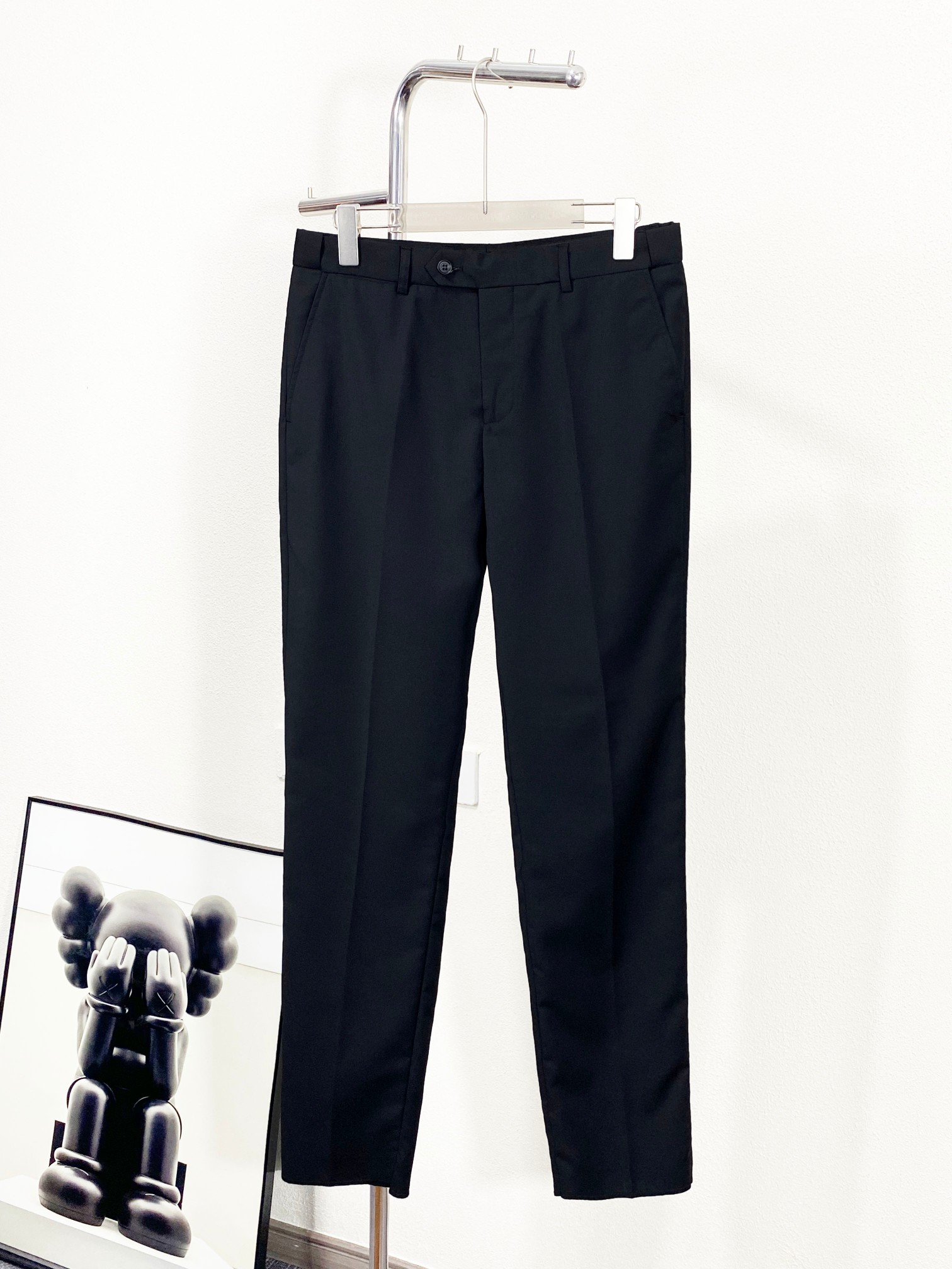 NO:123257,(New Product) EZ/Jia Family Men's Business and Casual Wool Suit Set, High-end Foreign Business Products, Palace-level Tasting Luxury Goods, Original OEM Products from Italy, Directly supplied to the world's official cabinets!  !  A high-end product that makes a reputation ace!  A high-end wool suit, made of 85 wool and 15 mulberry silk, is always a must-have wardrobe for handsome men. The dignity and aura that high-end suits can bring to men is never comparable to other clothing, and the suit suit is the highest level of outfits and is also the only way for exquisite men!  An extremely luxurious platinum-grade item, which has great investment value and significance. A suit is an irresistible equipment for men. It is the best tool to improve taste and style. It is a must-have item for wardrobe. It is a killer-level unique weapon for going out to style. It is a business card to measure men's taste!  Customers provide top Italian luxury worsted wool fabrics, selected Australia's top high-quality merino wool ready-to-wear, silk material that combines golden ratio, highlights the luxury of the fabric. The fabric is high-density and fine, with a fiber coefficient of up to Super 160's (15.5 microns in diameter). It is the pinnacle of high-end luxury fabrics. High-density number of fibers make the texture and comfort of the fabric reach its peak. The texture is very delicate, and has good iron-free and wrinkle-resistant functions, and has excellent ductility!  The craftsmanship level inherits the rigor and exquisiteness of the Italians. The significantly perfect hand-made keyholes are all hand-sewned by the workshop's top tailor. The arch is neat and fine, impeccable, and very ingenious. The finished product of a suit generally needs to go through more than 400 rigorous processes, which is quite shocking!  The details are exquisite and sophisticated. The selected top-grade yak horn buckles have natural texture structure. The brand letters engraved on them are very beautiful. Each buckle is unique and quite ingenious!  The classic and versatile high-grade gray color scheme can easily dominate many occasions, both solemn and harmonious, and the outfit shows calmness, confidence and a sense of high-end aura. Workplace commuting, official negotiation, political and other aspects can all perform very well. It is the first choice for urban elite men!  The tailoring is invincible, the classic Italian modern business slim tailoring is in place, and the shoulders and waistline are handled perfectly. The upper body is full of style, capable and elegant, with a perfect sense of lines, which easily highlights temperament. It is an excellent styling tool in the dressing season!  Paired with brand high-end dust bags!  Size 46-54 Top 48 Side width 43 Bust 98, sleeve length 61 Side length 69 Pants 48 Waist 82 Cross 29.5 Mid-range 21 Legs 16.5 Pants length (self-cut edge), business suit,real silk,gold,alexander wang19860909(新品)EZ/杰家族男士商务休闲羊毛西服套装,高端洋行出品,殿堂级品鉴奢华臻物,意大利原产代工出品,直供全球官柜真品！！口碑化王牌高端产物！ 一款高级羊毛套西,采用85羊毛15桑蚕丝制作,型男永远的必备衣橱款,高档的套西能够给男人带去的尊严与气场是别的服饰永远都无法匹敌的,而西装套更是行头的最高等级,也是精致男人的必经之路！ 极为奢华的一款白金级单品,非常具有投资价值和意义,西装对于男人属于无法抗拒的装备,属于提升品味和格调的最佳利器,属于衣橱必备的穿搭单品,属于出街拗造型的杀手锏级的独门利器,属于衡量男人品味的一张名片！ 客供意大利顶级奢华精纺羊毛面料,甄选澳洲顶级上乘美丽诺羊毛成衣制作,融合黄金比例的真丝材质,彰显了面料的奢华感,面料高密度且精细,纤维系数高达 Super 160's（羊毛直径15.5微米）,属于高级奢华面料中的巅峰之作,高密度支数纤维,让面料的质感与舒适感达到登峰造极,质地挺刮细腻,并具备良好的免烫抗皱功能,延展性非常优越！ 工艺水准传承了意大利人的严谨与精致,显著完美的手工锁眼,包边走线均由工坊顶级裁缝大师纯手工缝制,拱针对条工整精细,无可挑剔,非常匠心,一套西服成品大体需经过严谨的400多道工序,相当震撼！细节精致考究,甄选的顶级牦牛角扣,有着天然纹理构造,上面镌刻的品牌字母极富美感,且每粒扣都是独一无二的存在,颇具匠心！ 经典百搭高级灰配色,可以轻松主导很多场合,亦庄亦谐,穿搭尽显从容自信和高级气场感,职场通勤、公务谈判、政律等都可以表现非常出色,都市精英男士的首选！ 剪裁无敌,经典的意式现代商务修身剪裁,每一寸都拿捏到位,肩部与腰线处理相当完美,上身型款十足,干练而优雅,线条感完美,极易凸显出气质,属于穿搭季绝佳的造型利器！搭配品牌高档防尘袋！尺码46-54 上衣48码 肩宽43 胸围98,袖长61 衣长69 裤子48码 腰围82 横档29.5 中档21 裤脚16.5 裤长（自行裁剪收边）,,business suit,real silk,gold,alexander wang,Men's clothing