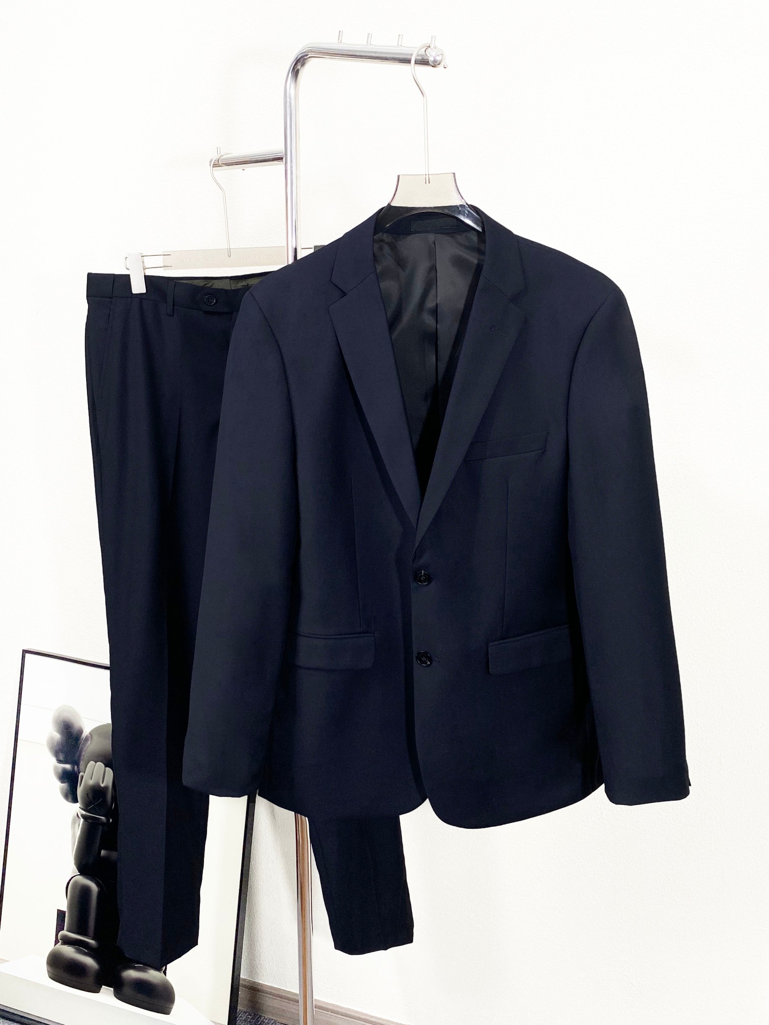 NO:123255,(New Product) Ermenegildo Zegna men's wool suit set, high-end business produces, palace-level luxury goods, original Italian production, top co-branded limited edition, word-of-mouth ace high-end product! An extremely luxurious platinum-grade item, which has great investment value and significance. A suit is an irresistible equipment for men. It is the best tool to improve taste and style. It is a must-have item for wardrobe. It is a killer-level unique weapon for going out to style. It is a business card to measure men's taste! Fabrics: Australia's top-notch merino wool raw materials are exclusively supplied by Akiel Ranch. The fabric is high-density and fine. It has been certified by the World Wool Bureau and has a fiber coefficient of 12MILMIL. It is the pinnacle of high-end luxury fabrics. The texture and comfort of the fabric reach the pinnacle. The texture is very delicate, and it has good iron-free and anti-wrinkle functions. It has excellent ductility! The craftsmanship level inherits the rigor and exquisiteness of the Italians. The hand-made keyholes are clearly hand-sewn by the workshop's top tailor master. The arch is neat and fine, impeccable, and very ingenious. The finished product of a suit generally needs to go through more than 400 rigorous processes, which is quite shocking! The details are exquisite and exquisite, with the interior decorated with the exclusive leather card for cooperation between Maserati and EZ. It is a symbol of identity. The selected top-level yak horn buckles have a natural texture structure. The brand letters engraved on it are very beautiful, and each buckle is a unique existence and is quite ingenious! The classic and versatile color scheme can easily dominate many occasions, both solemn and harmonious, and the outfit shows calmness, confidence and a sense of high-end aura. Workplace commuting, official negotiation, political and other aspects can all perform very well. It is the first choice for urban elite men! The tailoring is invincible, the classic Italian modern business slim tailoring is in place, and the shoulders and waistline are handled perfectly. The upper body is full of style, capable and elegant, with a perfect sense of lines, which easily highlights temperament. It is an excellent styling tool in the dressing season! Paired with high-end dust bags! Size M-XXXL Size: M-XXXL Size data M: bust 100cm-shoulder width 43cm-front coat length 70cm-backcloth length 68cm-sleeve length 60.5cm-sleeve fat 19.2 cuffs 13.15 L: bust 104cm-shoulder width 44cm-front coat length 72cm-backcloth length 70cm-sleeve length 62cm-sleeve fat 19.85 cuffs 13.5 XL: bust 108cm-shoulder width 45cm-front coat length 74cm-backcloth length 72cm-sleeve length 63.5cm-sleeve fat 20.5 cuffs 13.85 XXL: bust 112cm-shoulder width 46cm-front coat length 76cm-backcloth length 74cm-sleeve length 65cm -Sleeve fat 21.15cm cuffs 14.2 XXXL size bust 116cm - shoulder width 47cm - front length 78cm - back length 76cm sleeve length 66.5cm - sleeve fat 21.8cm cuffs 14.55 M size: waist 80cm - hip 98.8cm - leg circumference 30.2cm - crotch position 30cm - pants length 109cm L size: waist 84cm - hip circumference 102cm - leg circumference 31cm - pants length 112cm XL size: waist circumference 88cm - hip circumference 105.2cm - leg circumference 31.8cm - crotch position 32cm - pants length 115cm XL size: waist circumference 88cm - hip circumference 105.2cm - leg circumference 31.8cm - crotch position 32cm - pants length 115cm XXL size: waist circumference 92cm - hip circumference 108.4cm - leg circumference 32.6cm - crotch position 33cm - pants length 117cm XXXL size waist circumference 96cm hip circumference 111.6cm - leg circumference 33.4cm - crotch position 34cm - pants length 119cm, zegna, business suit, alexander wang19860909(新品)杰尼亚Ermenegildo Zegna男士羊毛西服套装,高端洋行出品,殿堂级品鉴奢华臻物,意大利原厂出品,顶尖联名限定款,口碑化王牌高端产物！ 极为奢华的一款白金级单品,非常具有投资价值和意义,西装对于男人属于无法抗拒的装备,属于提升品味和格调的最佳利器,属于衣橱必备的穿搭单品,属于出街拗造型的杀手锏级的独门利器,属于衡量男人品味的一张名片！ 面料篇澳洲纯进口的顶级美利奴羊毛原料,阿基尔牧场独家供应,面料高密度且精细,经世界羊毛局认证,纤维系数12MILMIL,属于高级奢华面料中的巅峰之作,面料的质感与舒适感达到登峰造极,质地挺刮细腻,并具备良好的免烫抗皱功能,延展性非常优越！ 工艺水准传承了意大利人的严谨与精致,显著完美的手工锁眼,包边走线均由工坊顶级裁缝大师纯手工缝制,拱针对条工整精细,无可挑剔,非常匠心,一套西服成品大体需经过严谨的400多道工序,相当震撼！ 细节精致考究,内部饰有玛莎拉蒂与EZ合作专属皮牌,属于身份的象征,甄选的顶级牦牛角扣,有着天然纹理构造,上面镌刻的品牌字母极富美感,且每粒扣都是独一无二的存在,颇具匠心！ 经典百搭的配色,可以轻松主导很多场合,亦庄亦谐,穿搭尽显从容自信和高级气场感,职场通勤、公务谈判、政律等都可以表现非常出色,都市精英男士的首选！ 剪裁无敌,经典的意式现代商务修身剪裁,每一寸都拿捏到位,肩部与腰线处理相当完美,上身型款十足,干练而优雅,线条感完美,极易凸显出气质,属于穿搭季绝佳的造型利器！搭配高档防尘袋！尺码M-XXXL 尺码:M-XXXL尺码数据  M码:胸围100cm-肩宽43cm-前衣长70cm-后衣长68cm-袖长60.5cm-袖肥19.2袖口13.15 L码:胸围104cm-肩宽44cm-前衣长72cm-后衣长70cm-袖长62cm -袖肥19.85袖口13.5 XL码:胸围108cm-肩宽45cm-前衣长74cm-后衣长72cm-袖长63.5cm -袖肥20.5袖口13.85 XXL码:胸围112cm-肩宽46cm- 前衣长76cm-后衣长74cm- 袖长65cm -袖肥21.15cm袖口14.2 XXXL码胸围116cm-肩宽47cm- 前衣长78cm-后衣长76cm袖长66.5cm- 袖肥21.8cm袖口14.55 M码:腰围80cm-臀围98.8cm- 腿围30.2cm-裆位30cm-裤长109cm L码:腰围84cm-臀围102cm-腿围.31cm- 裆位31cm-裤长112cm XL码:腰围88cm-臀围105.2cm-腿围31.8cm-裆位32cm-裤长115cm XXL码:腰围92cm-臀围108.4cm-腿围32.6cm-裆位33cm-裤长117cm XXXL码腰围96cm臀围111.6cm-腿围33.4cm-裆位34cm-裤长119cm,,zegna,business suit,alexander wang,Men's clothing