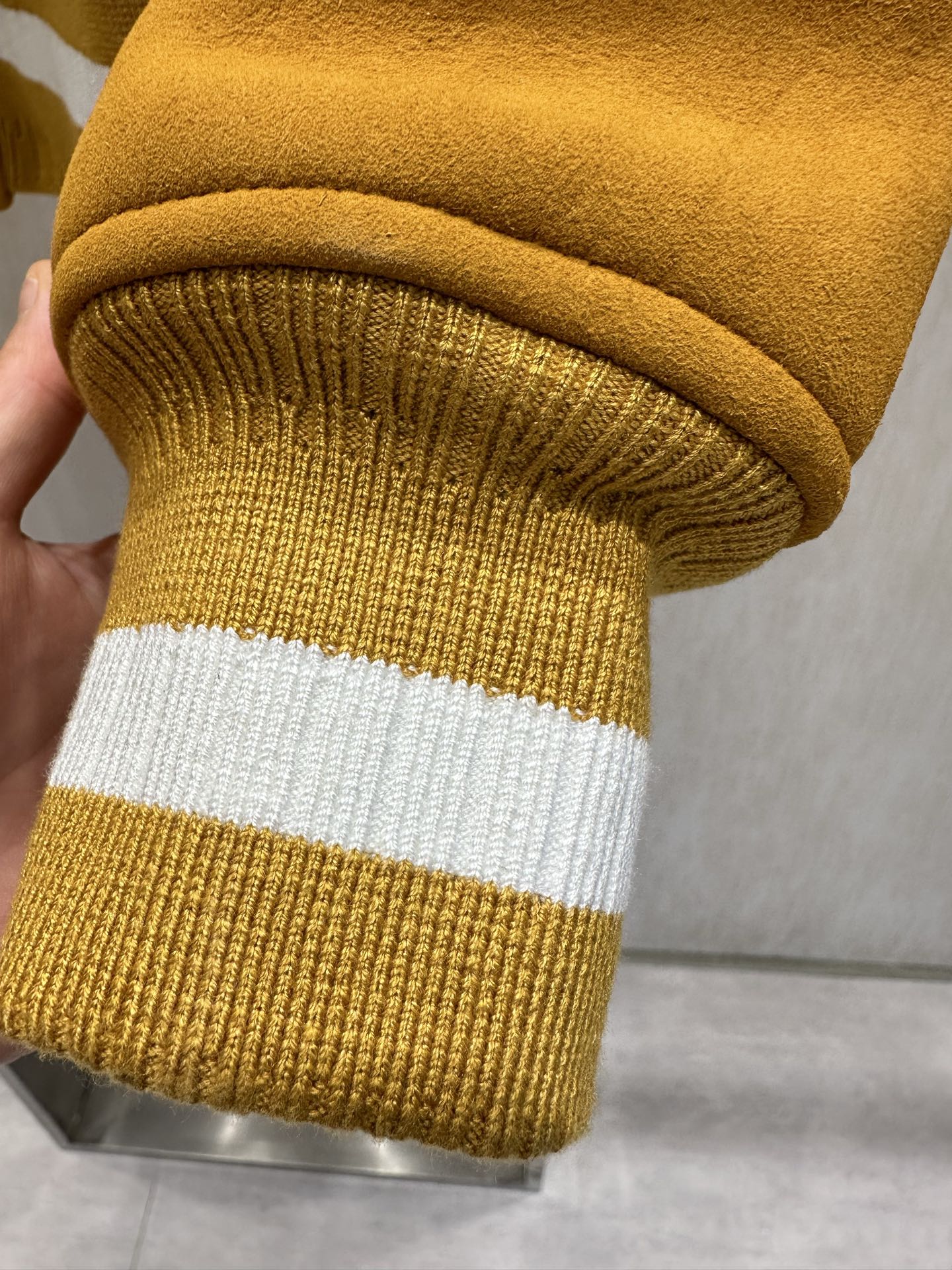Givenchy Dust-Proof Bag: Woman’s First P2185 Sheep-Skin Suit with Advanced Techniques - 图片 7