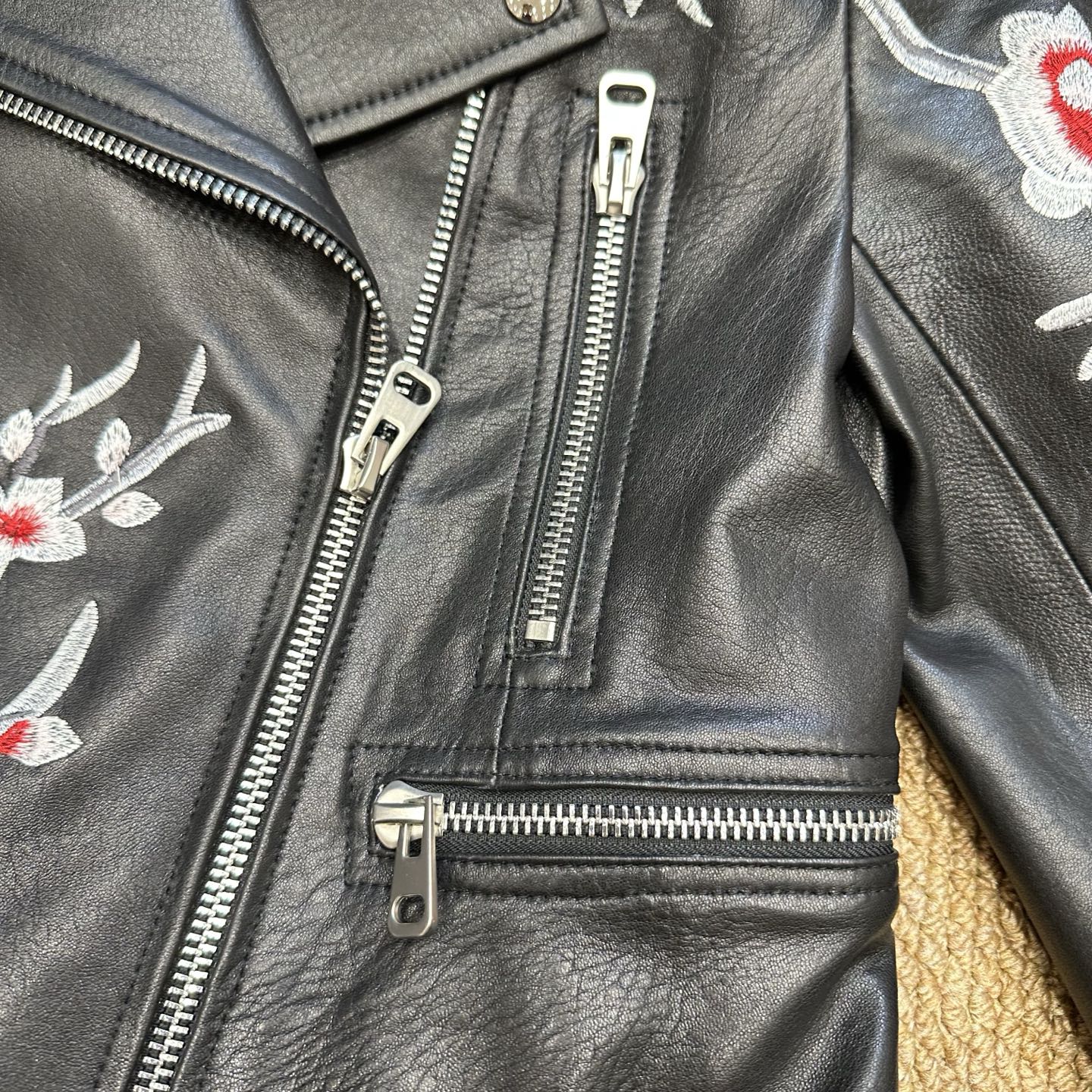 High-Quality Embroidered Female Suit by Alexander McQueen: Classic Motor Wind Style - 图片 8