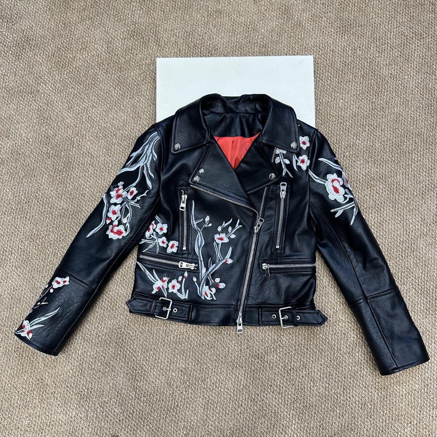High-Quality Embroidered Female Suit by Alexander McQueen: Classic Motor Wind Style - 图片 1