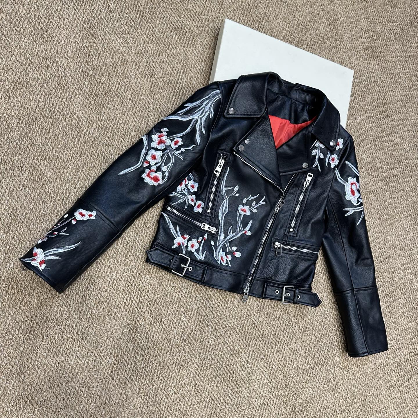 High-Quality Embroidered Female Suit by Alexander McQueen: Classic Motor Wind Style - 图片 5