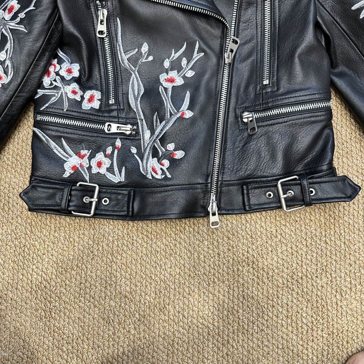 High-Quality Embroidered Female Suit by Alexander McQueen: Classic Motor Wind Style - 图片 9
