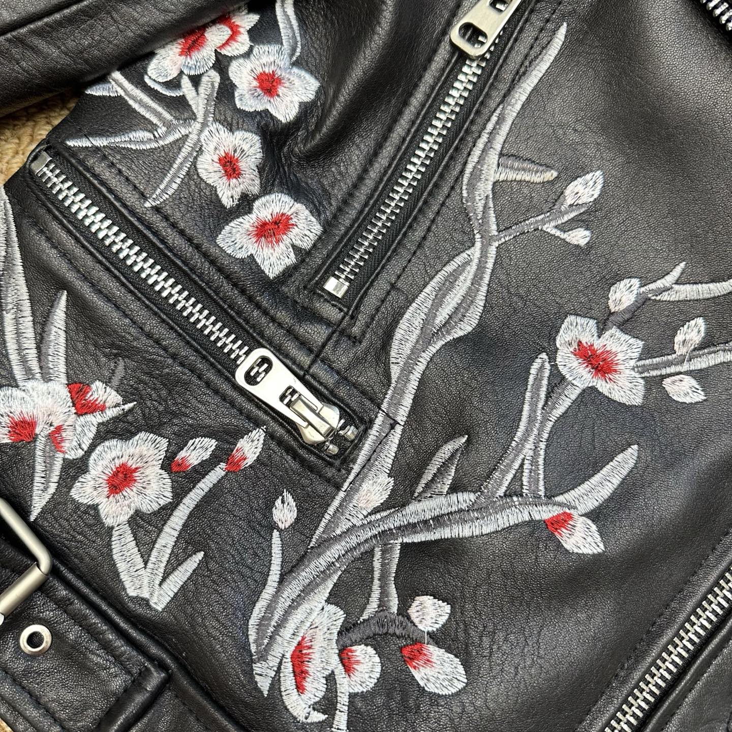 High-Quality Embroidered Female Suit by Alexander McQueen: Classic Motor Wind Style - 图片 7