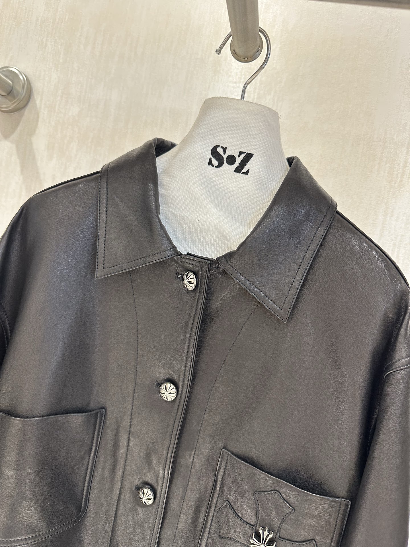 High-Quality Sheepskin Leather Coat in Monochrome, Tailor-Made Design, Latest Release - 图片 4