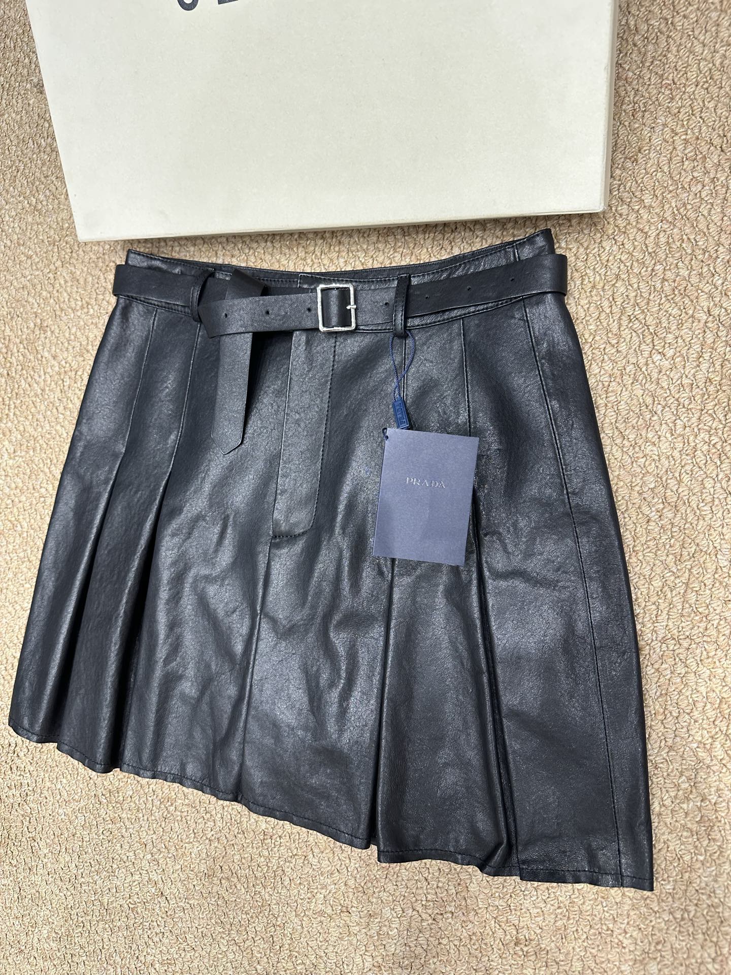 Fashion Summary: P966 Female Suit with Prada Knitting Dress, Sheep-Skin Belts, Two-Coloured Skirts. - 图片 8
