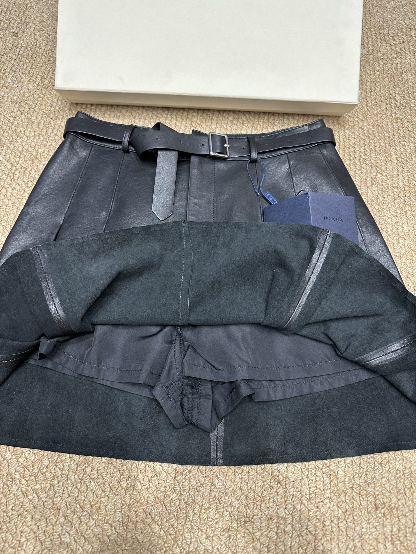 Fashion Summary: P966 Female Suit with Prada Knitting Dress, Sheep-Skin Belts, Two-Coloured Skirts. - 图片 3