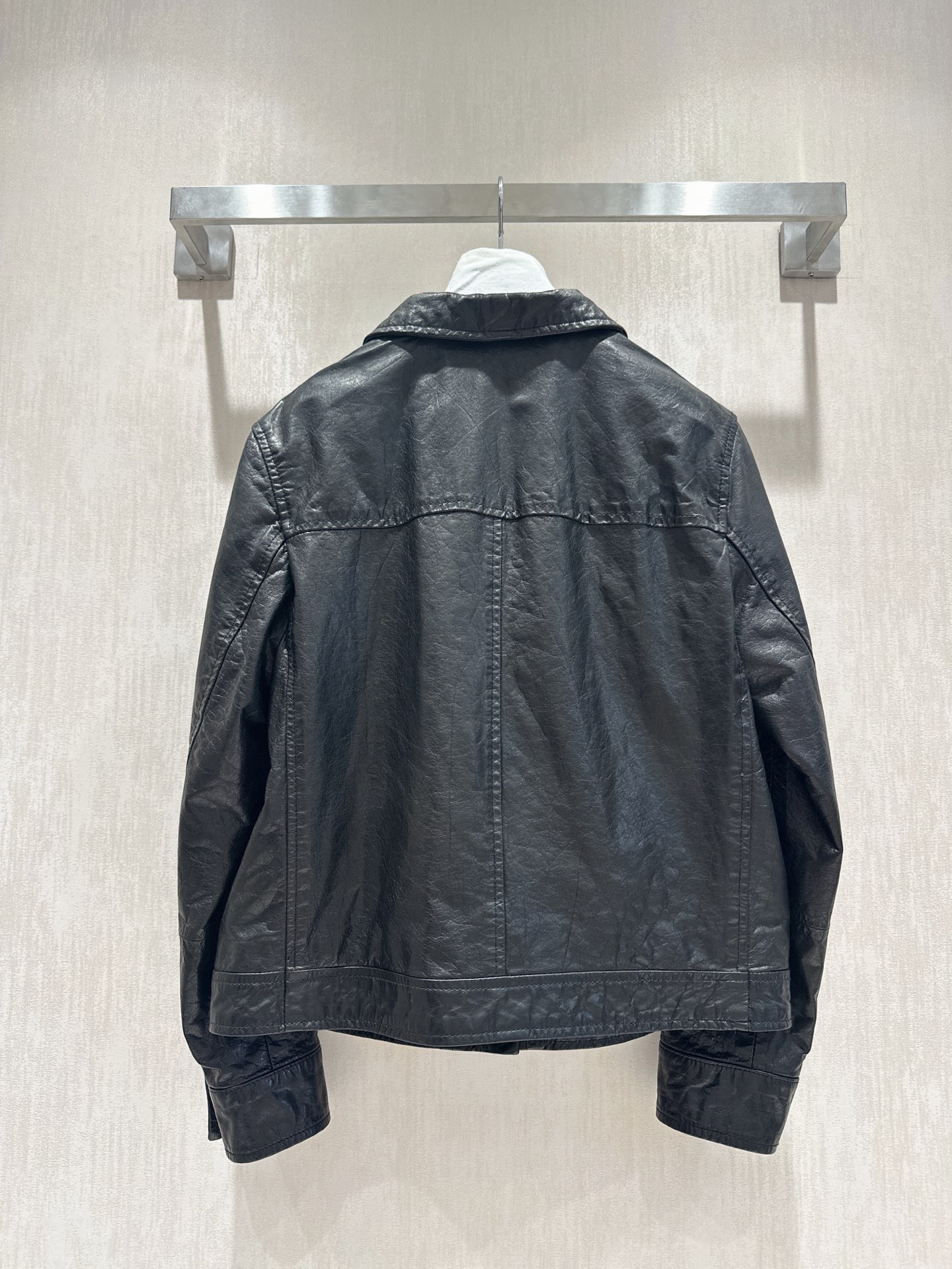 Elegant Leather Jacket: Embrace Autumn/Winter Style with a Minimalist Design 4 i1757781509689 6948 0 2