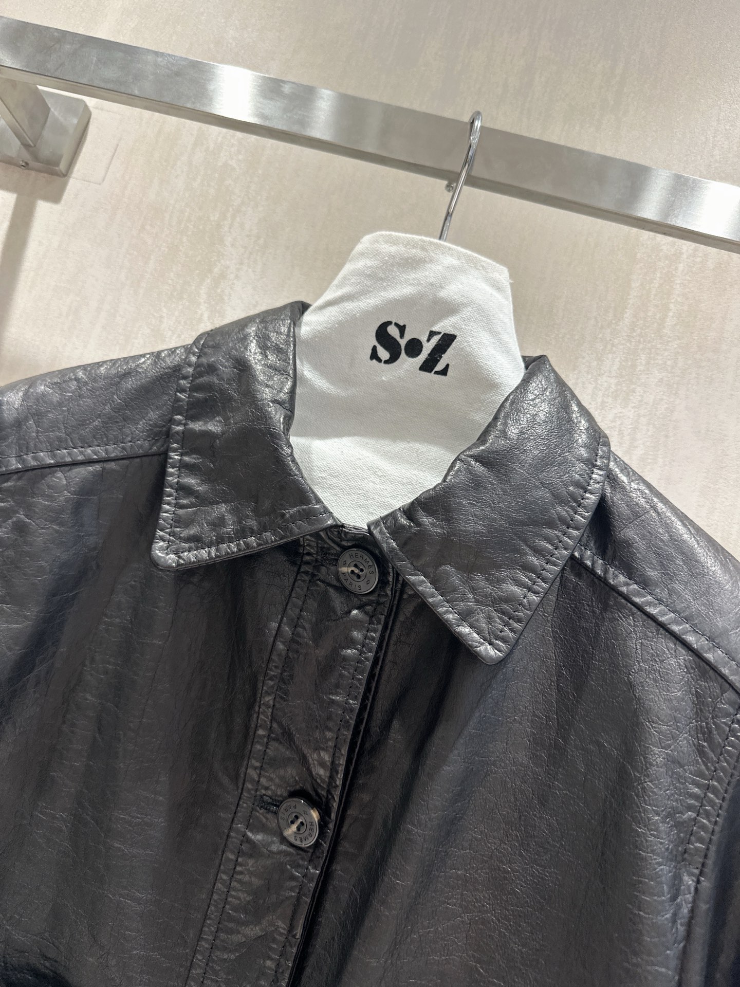 Elegant Leather Jacket: Embrace Autumn/Winter Style with a Minimalist Design 5 i1757781509692 7731 0 3