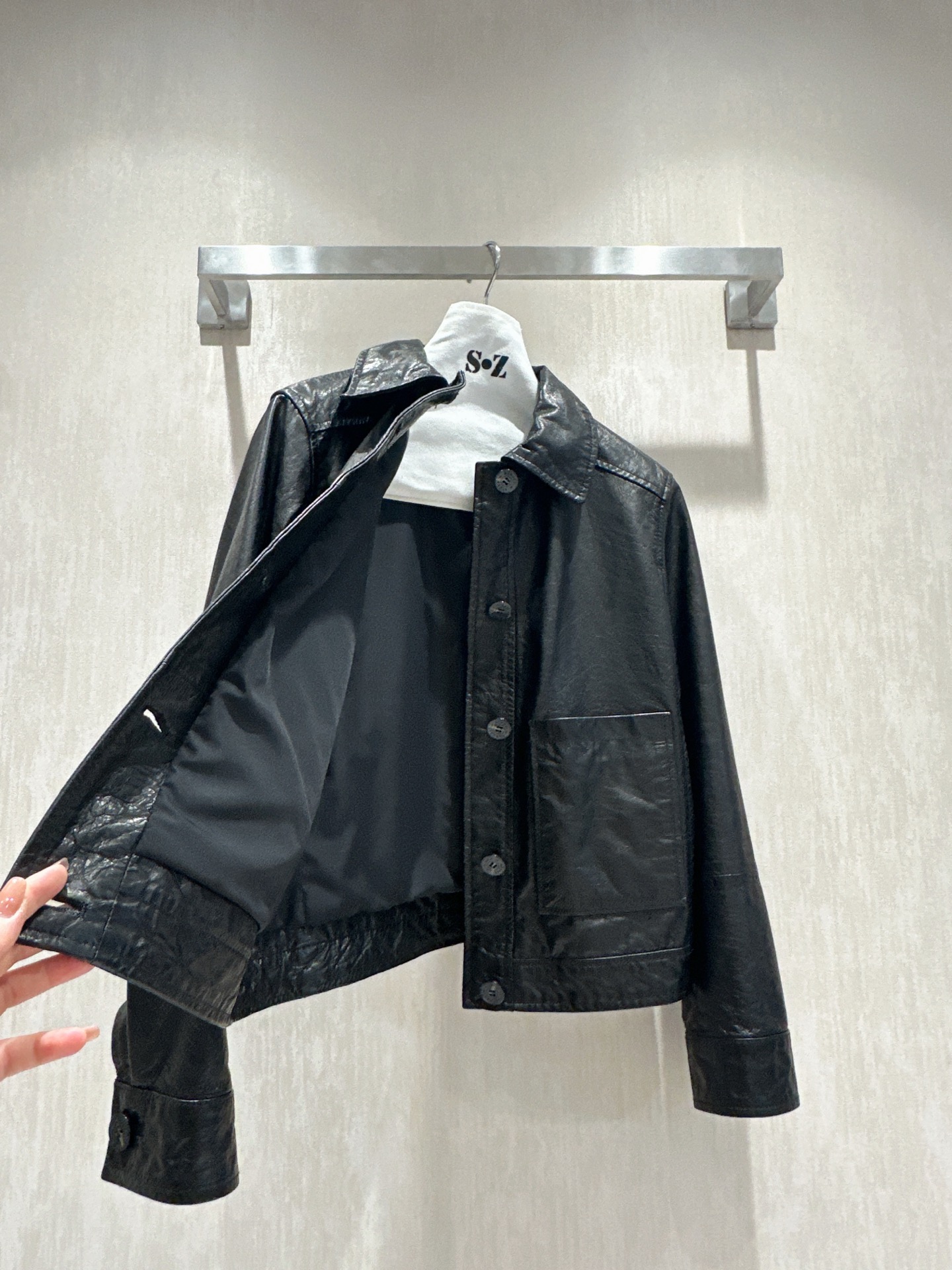 Elegant Leather Jacket: Embrace Autumn/Winter Style with a Minimalist Design 3 i1757781512149 4130 0 1