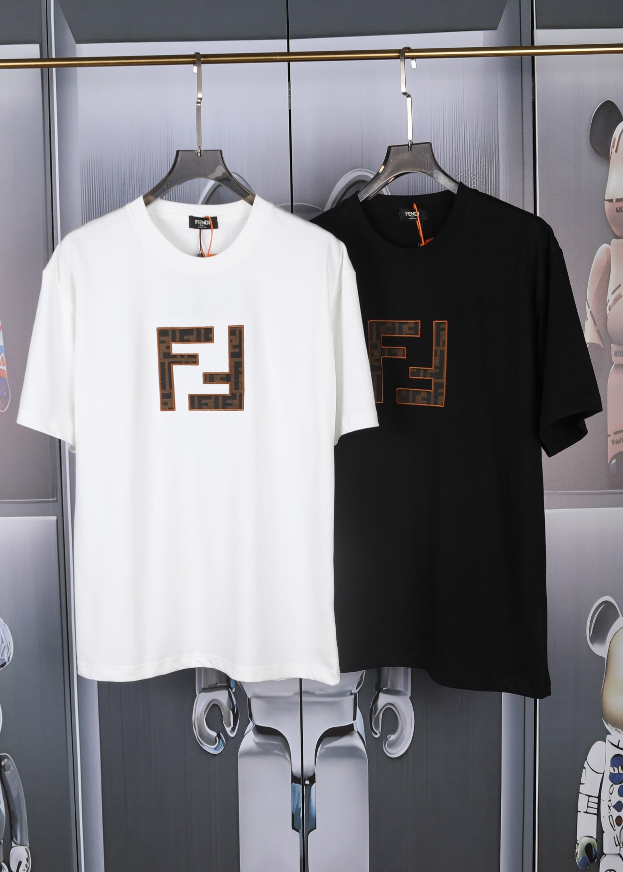 FENDI.🔥 Nueva primavera/verano camiseta casual con bordado de cuero. Detalles originales con molde abierto. Doble F en…