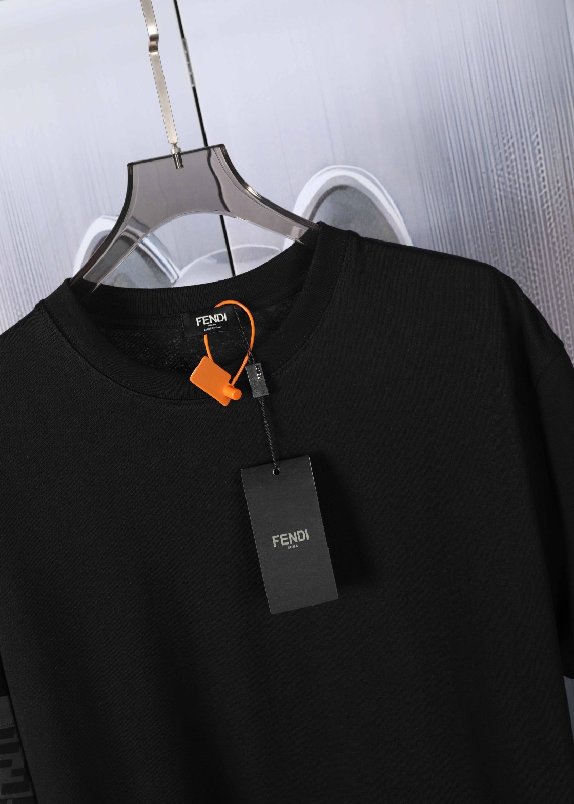 P110💰FENDI.🔥2054ss春夏新款拼接休闲短袖，上下高端拼接.细节原版开模.下节logo完美印花.采用高端纯棉双纱280g.32支 面料舒适柔软 男人首选必配T恤
颜色:黑色.橙色.白色.
码数:S  M  L  XL
【款号7006】
